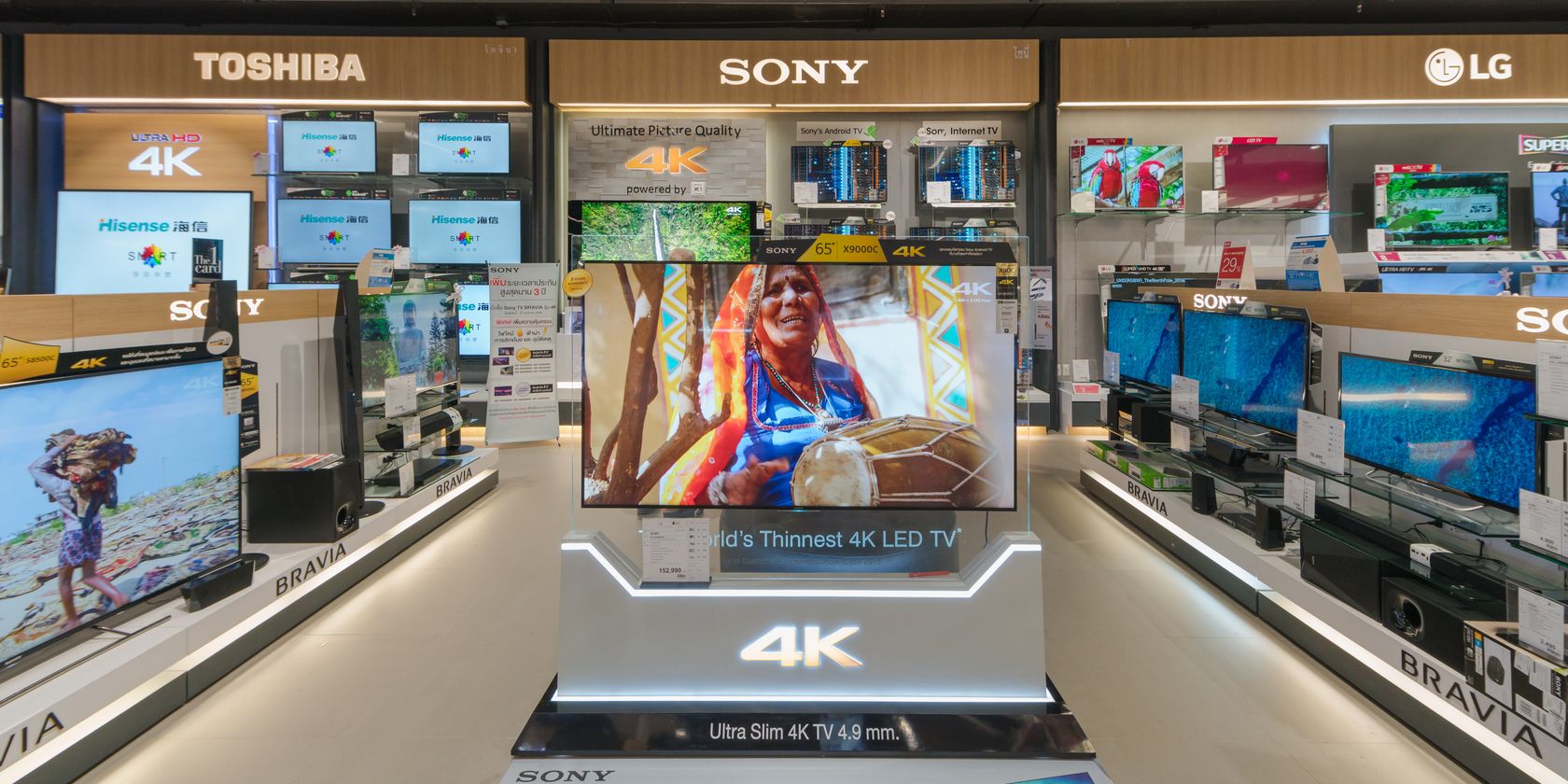 /bc/images/4K-TV-in-a-store.jpg