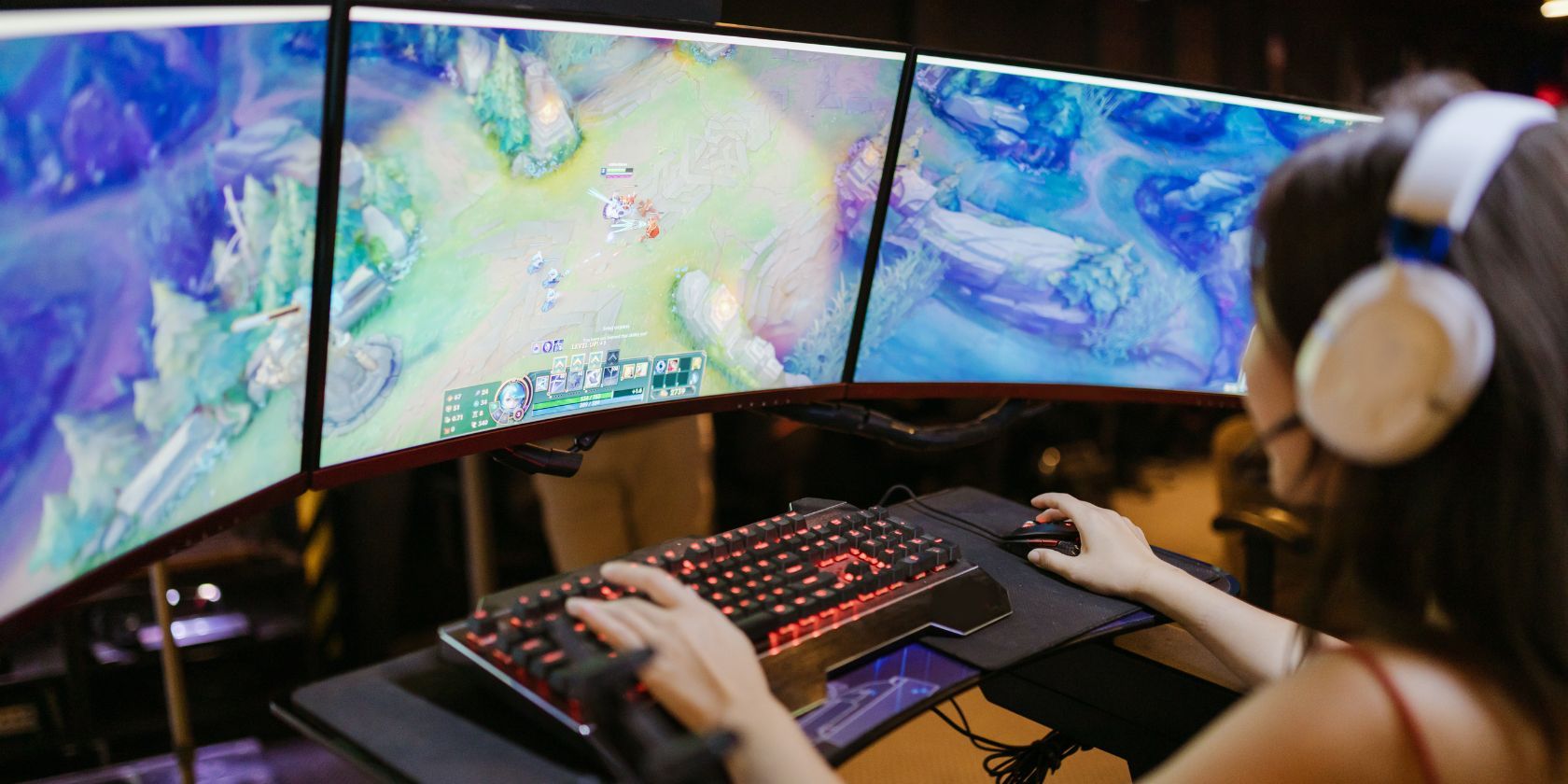 /bc/images/Woman-playing-games-on-PC.jpg /bc/images/Woman-playing-games-on-PC.jpg
