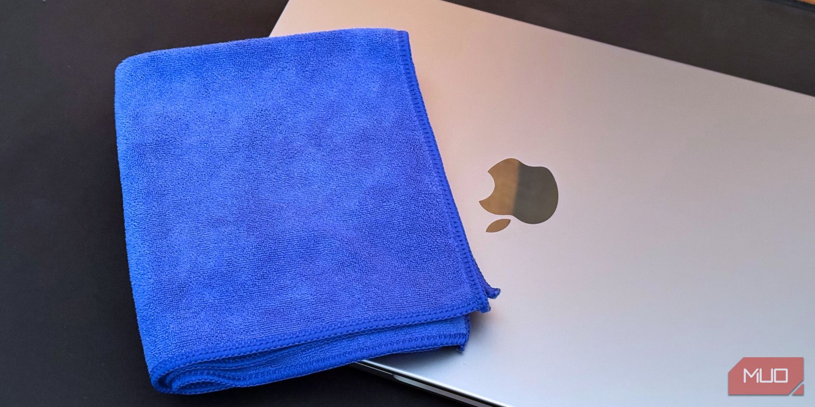 /bc/images/a-microfiber-cloth-placed-on-top-of-macbook.jpg