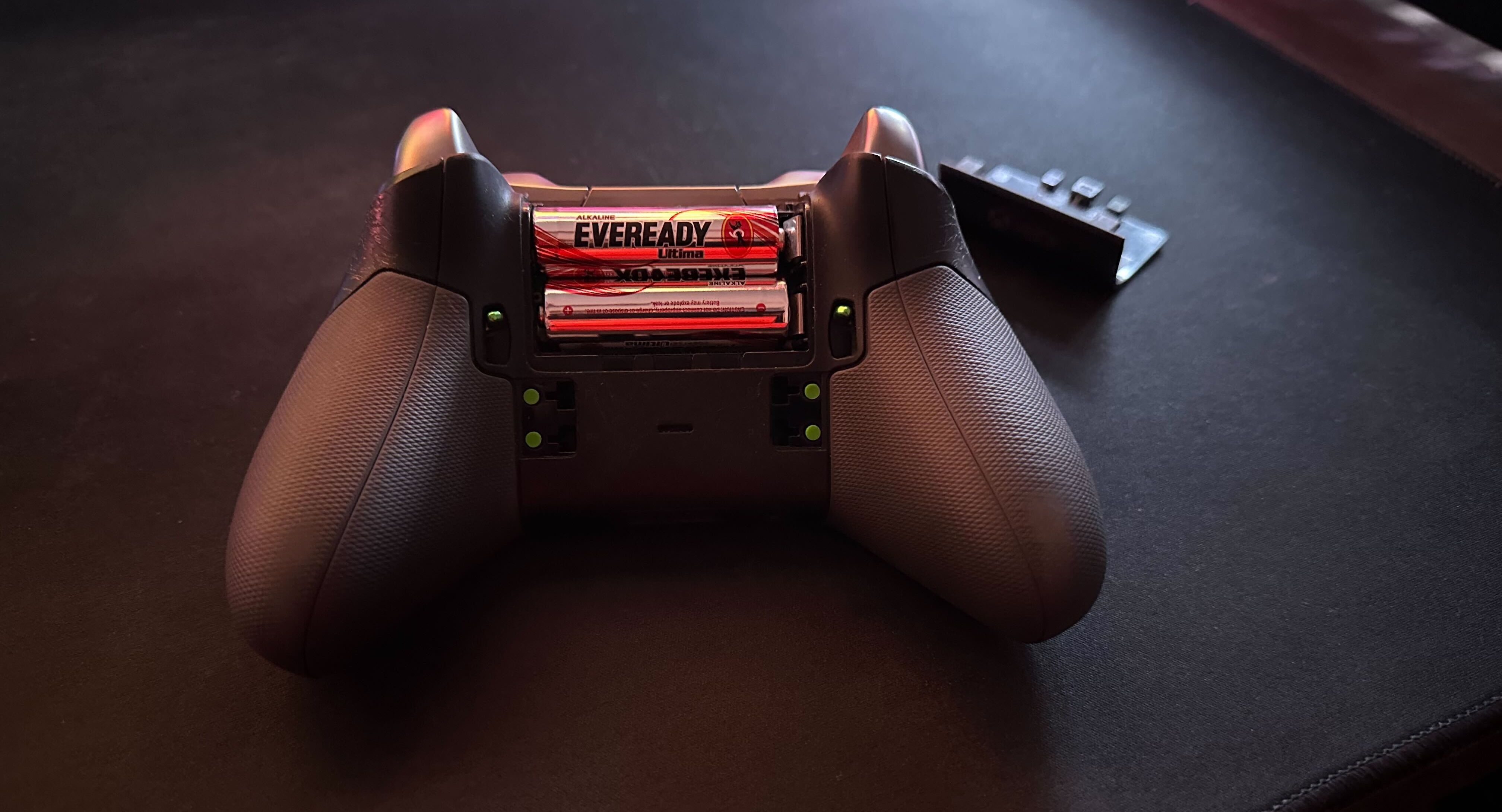 /bc/images/batteries-inside-an-xbox-controller.jpg