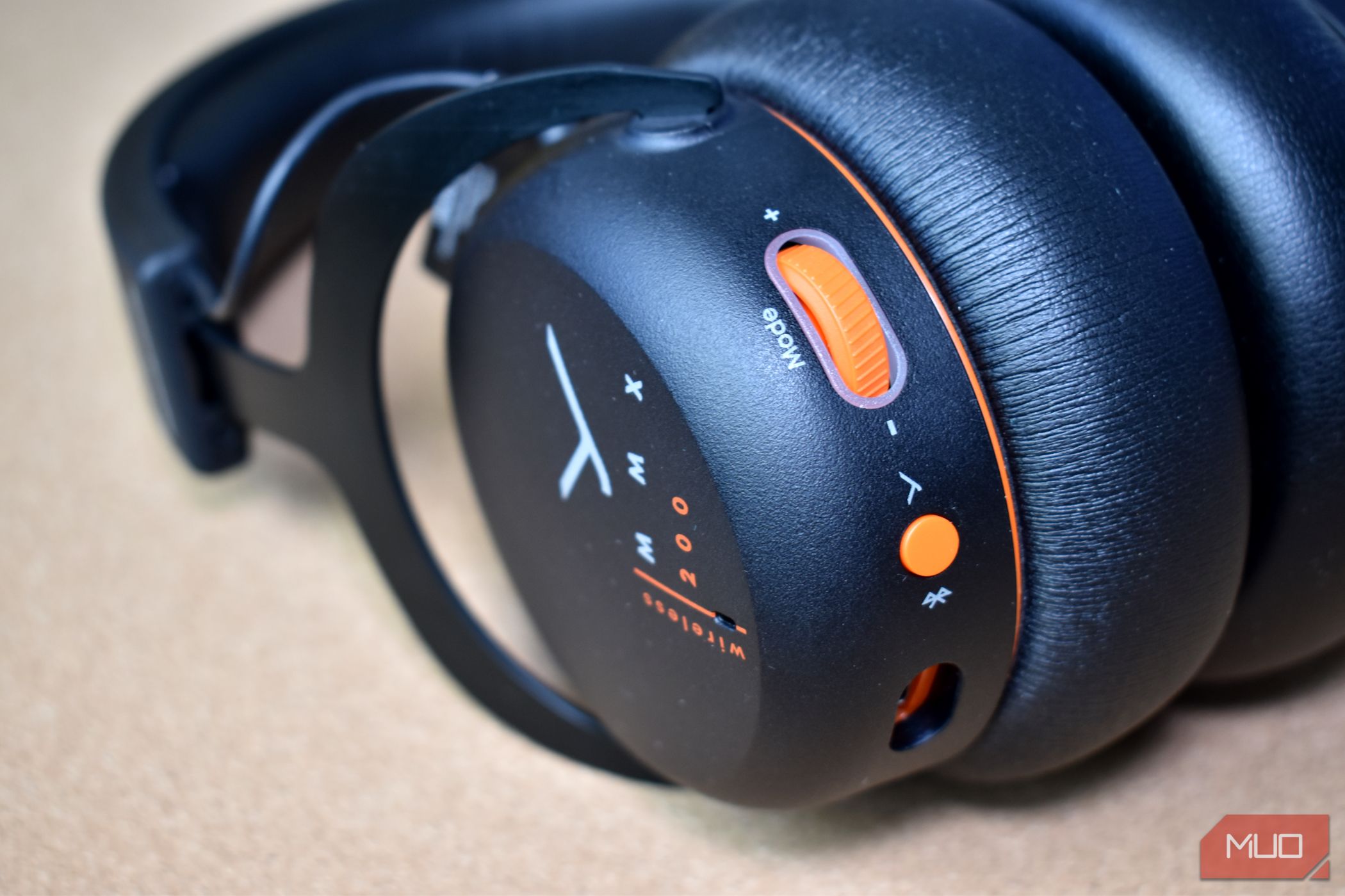 /bc/images/beyerdynamic-mmx-200-buttons-on-earcup-close-up.jpg /bc/images/beyerdynamic-mmx-200-buttons-on-earcup-close-up.jpg