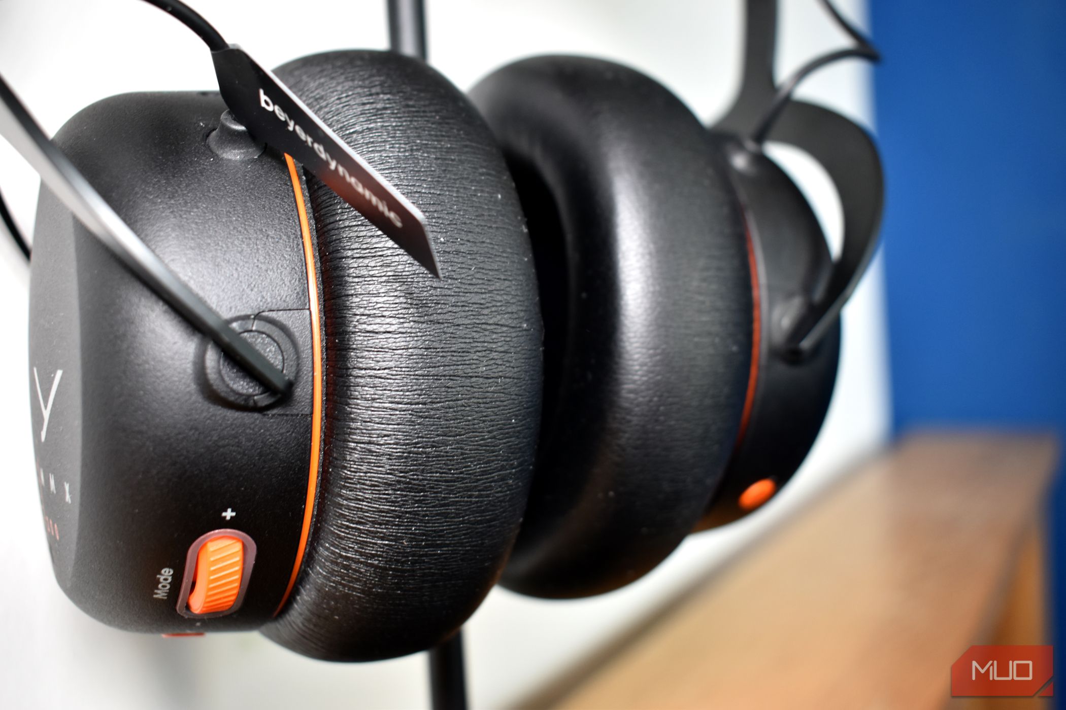 /bc/images/beyerdynamic-mmx-200-on-stand-close-up-view.jpg /bc/images/beyerdynamic-mmx-200-on-stand-close-up-view.jpg