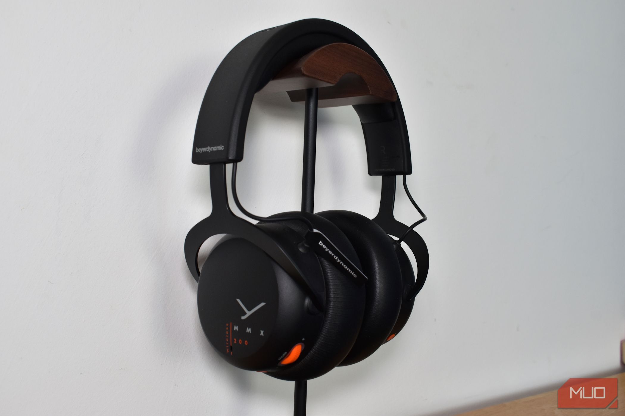/bc/images/beyerdynamic-mmx-200-wide-view-on-stand.jpg /bc/images/beyerdynamic-mmx-200-wide-view-on-stand.jpg