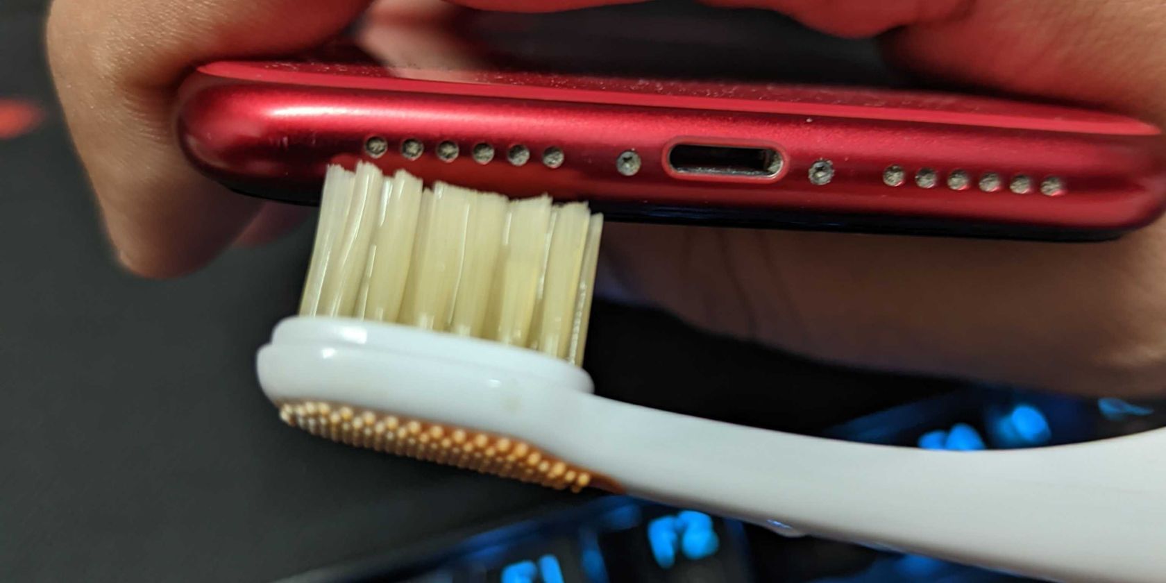 /bc/images/cleaning-dirty-iphone-speaker-with-toothbrush.jpg /bc/images/cleaning-dirty-iphone-speaker-with-toothbrush.jpg