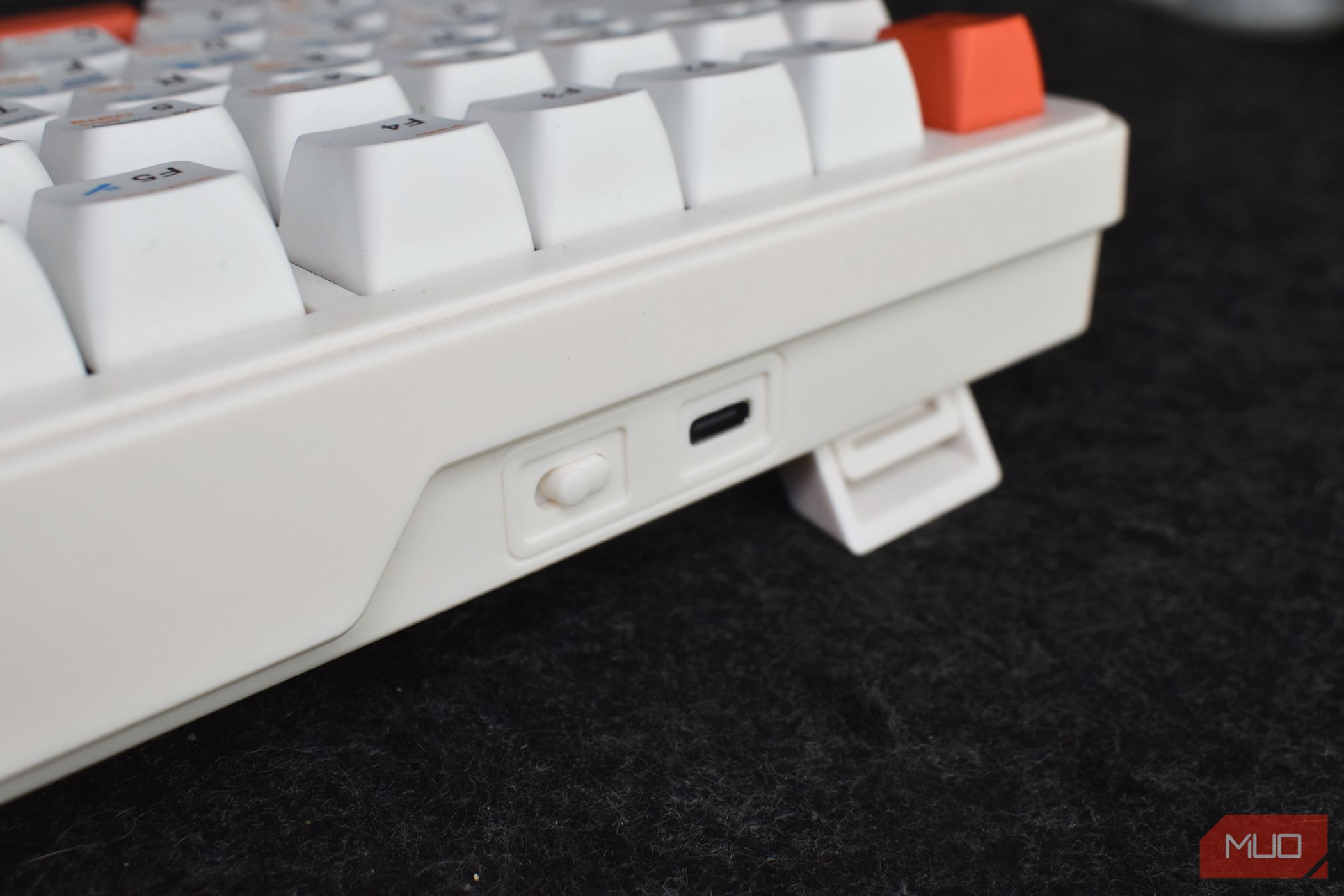 /bc/images/gamakay-lk75-keyboard-rear-switch-and-usb-port.jpg /bc/images/gamakay-lk75-keyboard-rear-switch-and-usb-port.jpg