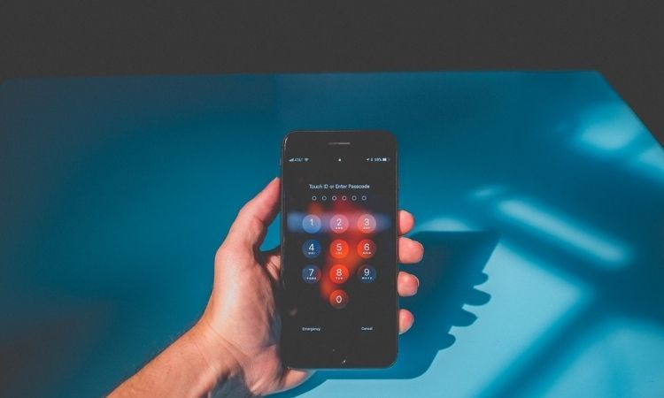 /bc/images/man-holding-iphone-in-front-of-blue-table.jpg /bc/images/man-holding-iphone-in-front-of-blue-table.jpg