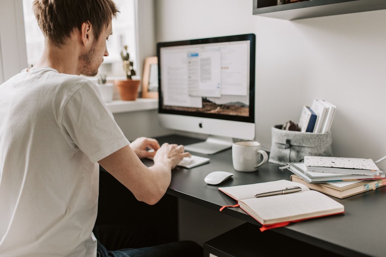 /bc/images/man-using-computer-at-a-desk.jpg /bc/images/man-using-computer-at-a-desk.jpg