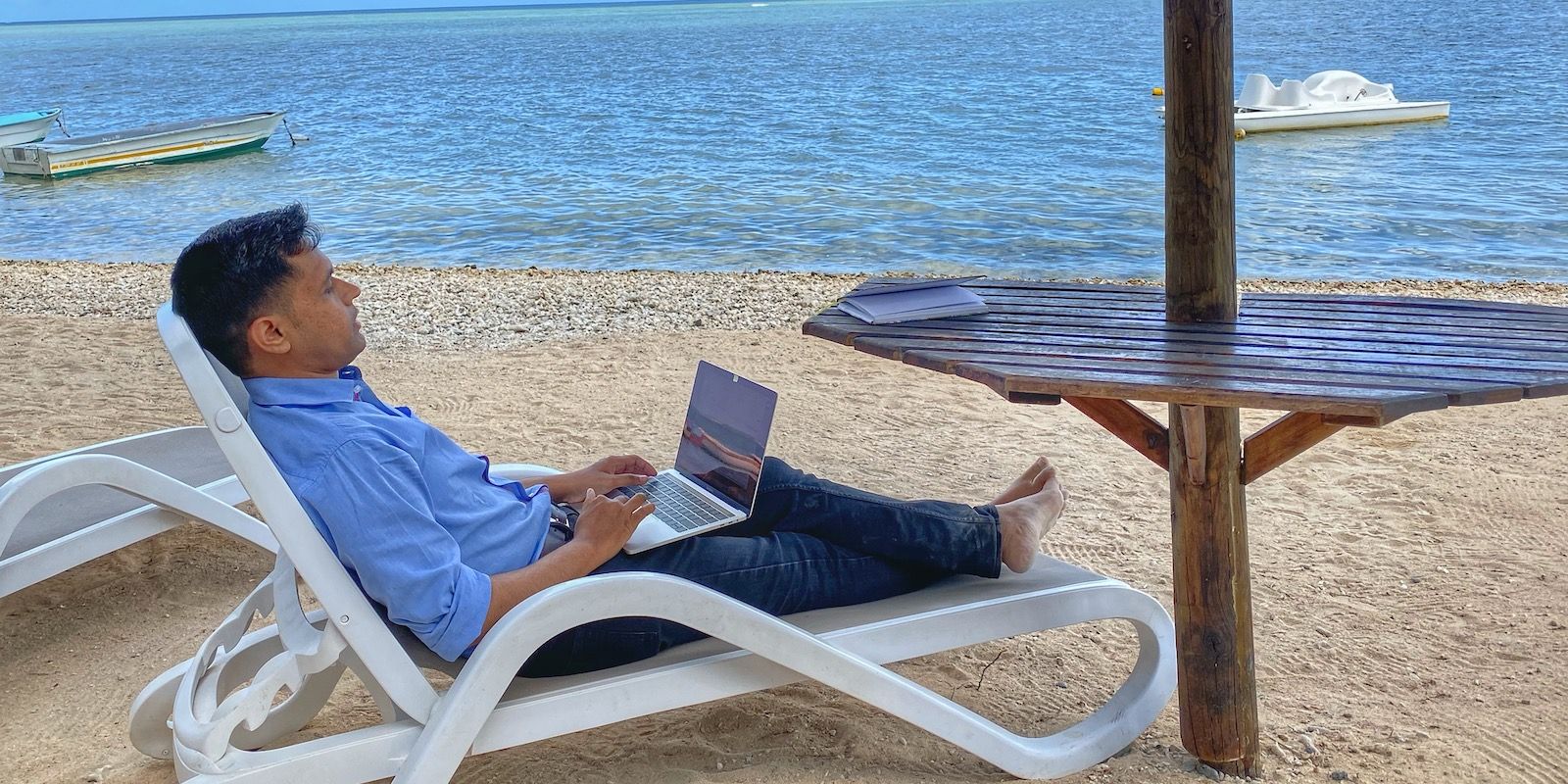 /bc/images/man-using-laptop-at-beach.jpg