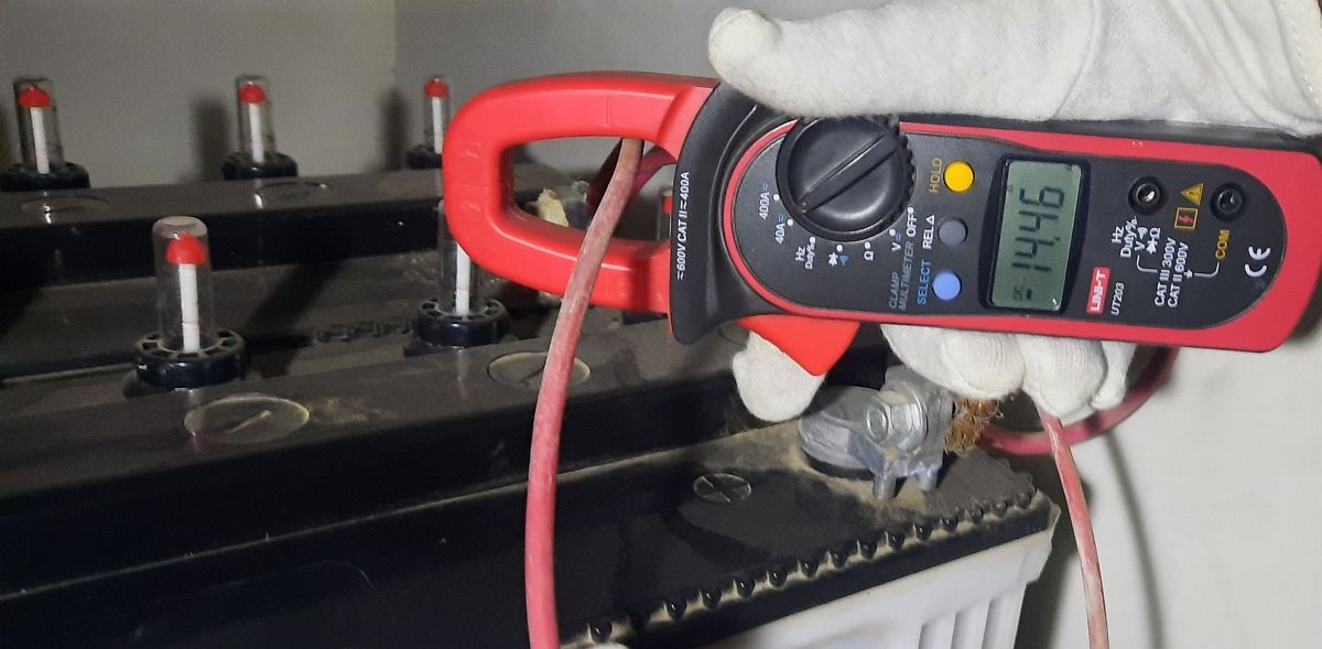 /bc/images/measuring-current-using-a-clamp-meter.jpg /bc/images/measuring-current-using-a-clamp-meter.jpg