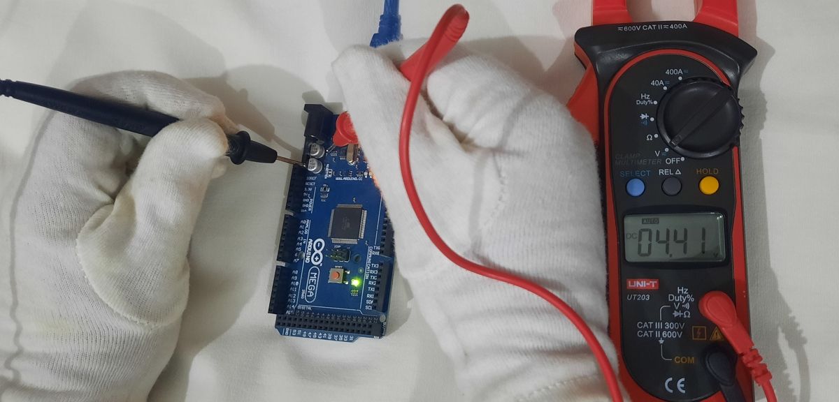 /bc/images/measuring-voltage-using-a-clamp-meter.jpg /bc/images/measuring-voltage-using-a-clamp-meter.jpg
