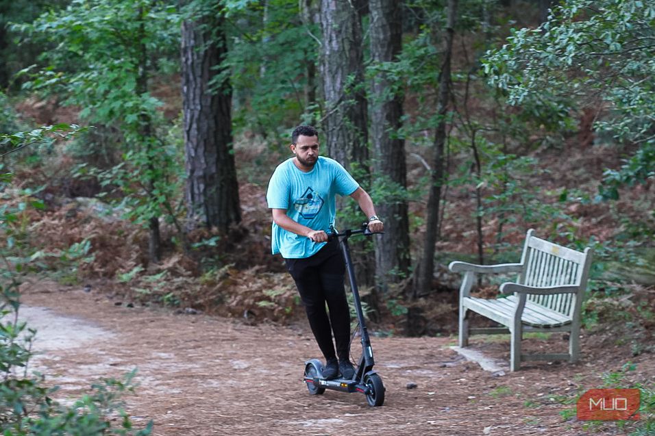 /bc/images/navee-s65c-and-the-rider-on-a-dirt-path-3.jpg /bc/images/navee-s65c-and-the-rider-on-a-dirt-path-3.jpg