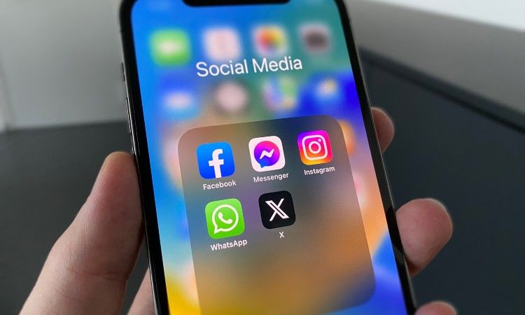 /bc/images/person-holding-phone-showing-social-media-icons.jpg /bc/images/person-holding-phone-showing-social-media-icons.jpg