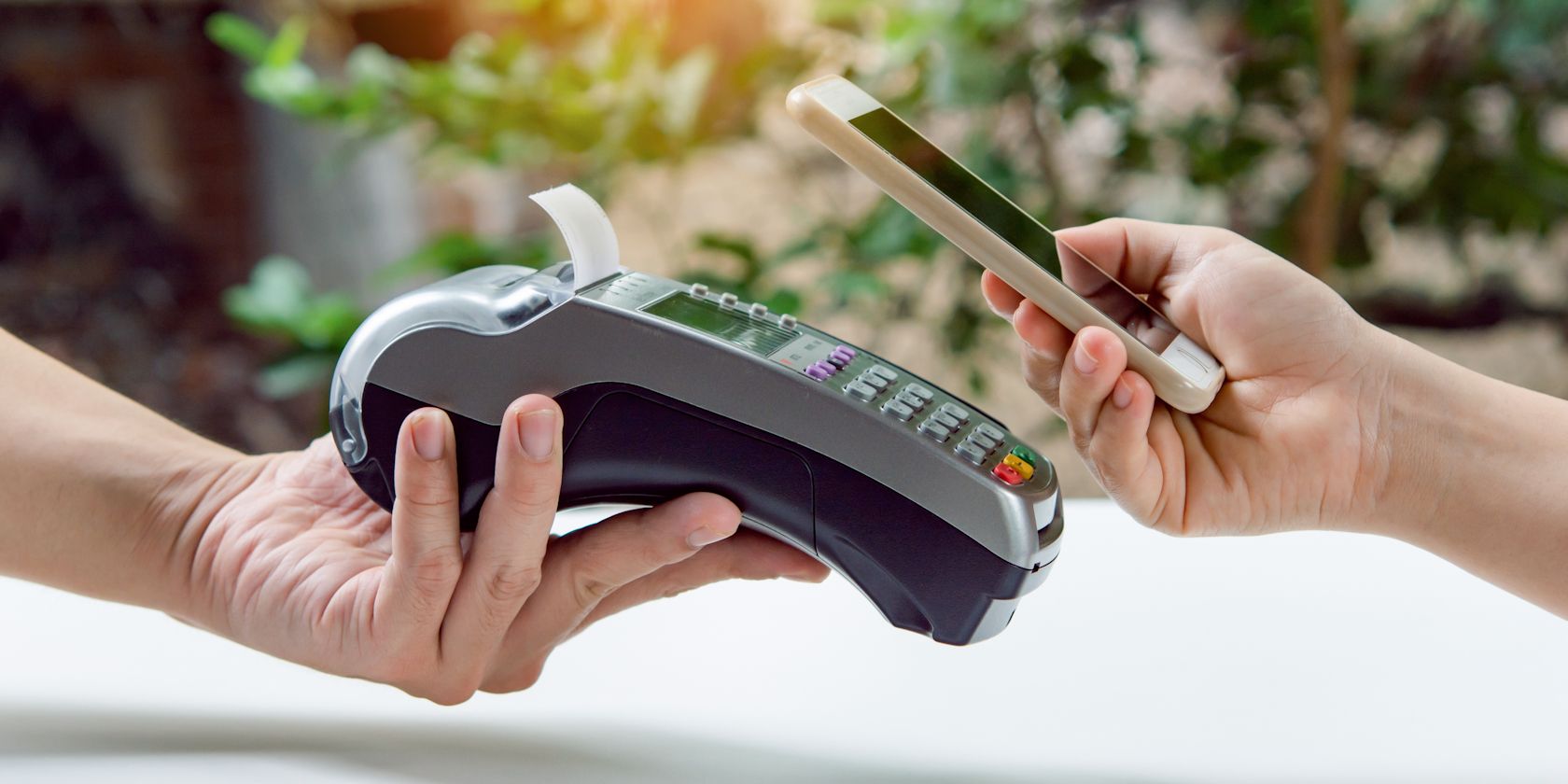 /bc/images/person-using-smartphone-nfc-to-pay.jpg /bc/images/person-using-smartphone-nfc-to-pay.jpg