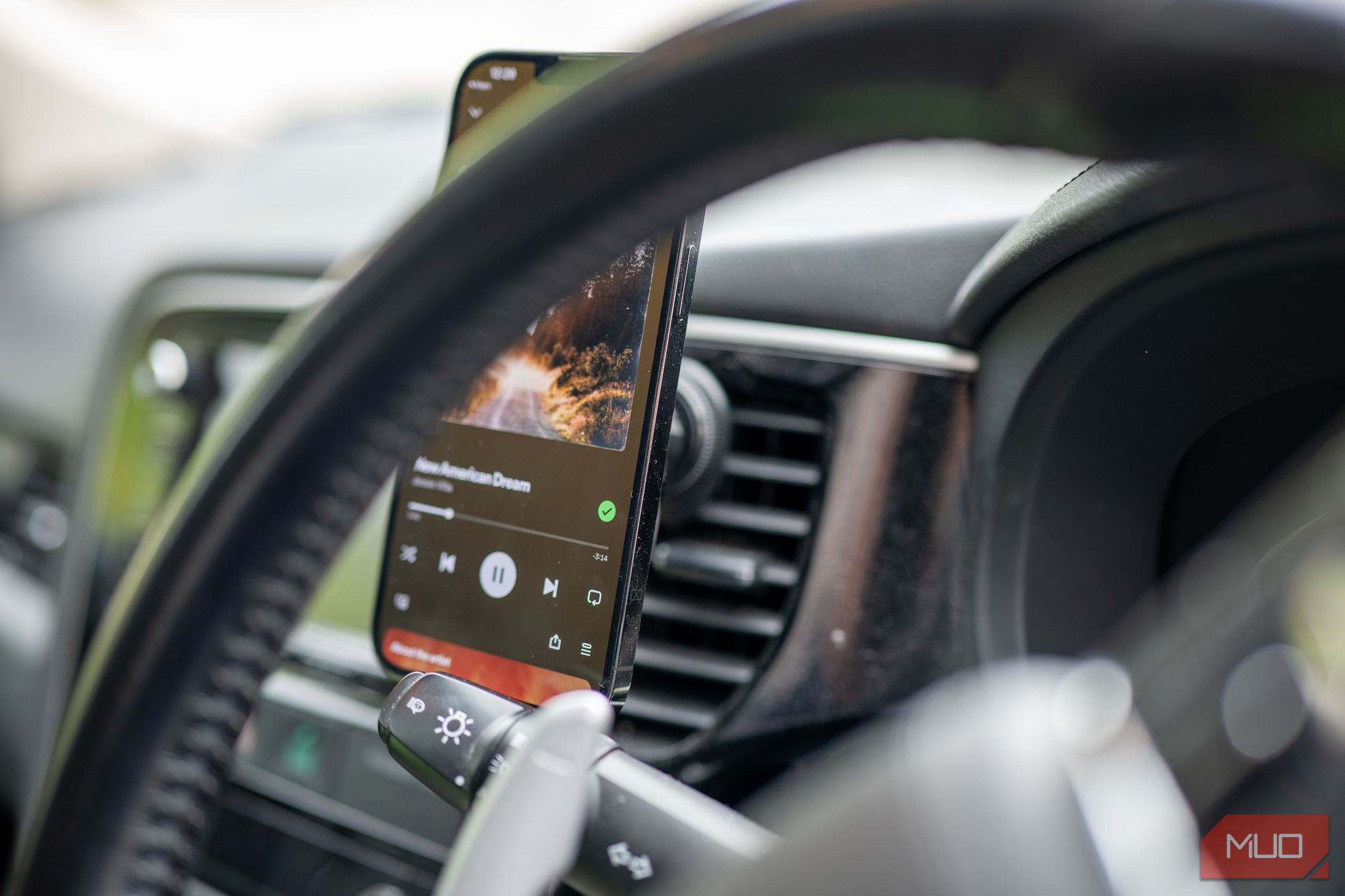 /bc/images/pitaka-ezmag-car-mount-pro-2-iphone-mounted.jpg /bc/images/pitaka-ezmag-car-mount-pro-2-iphone-mounted.jpg