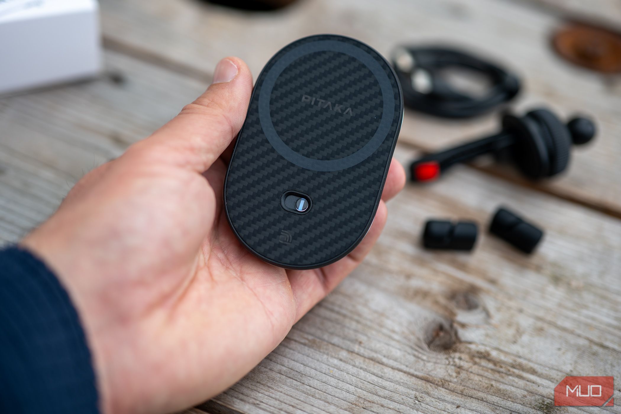 /bc/images/pitaka-ezmag-car-mount-pro-2-nfc-switch-left-blue.jpg /bc/images/pitaka-ezmag-car-mount-pro-2-nfc-switch-left-blue.jpg
