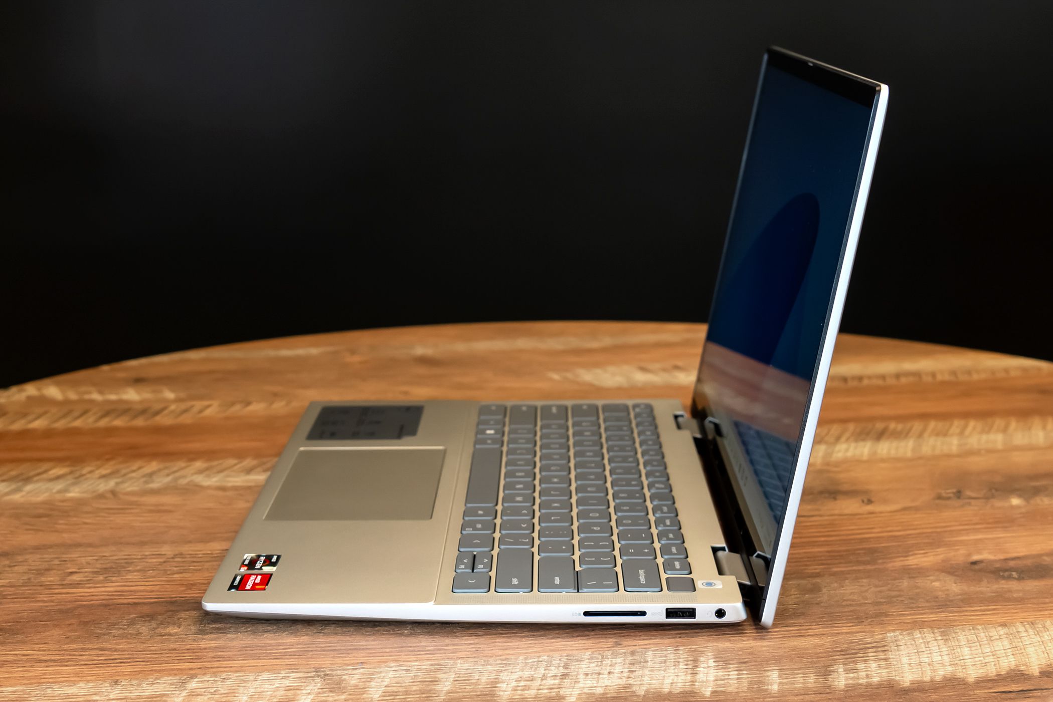 /bc/images/ports-on-the-side-of-the-dell-inspiron-14-2-in-1-2.jpg /bc/images/ports-on-the-side-of-the-dell-inspiron-14-2-in-1-2.jpg