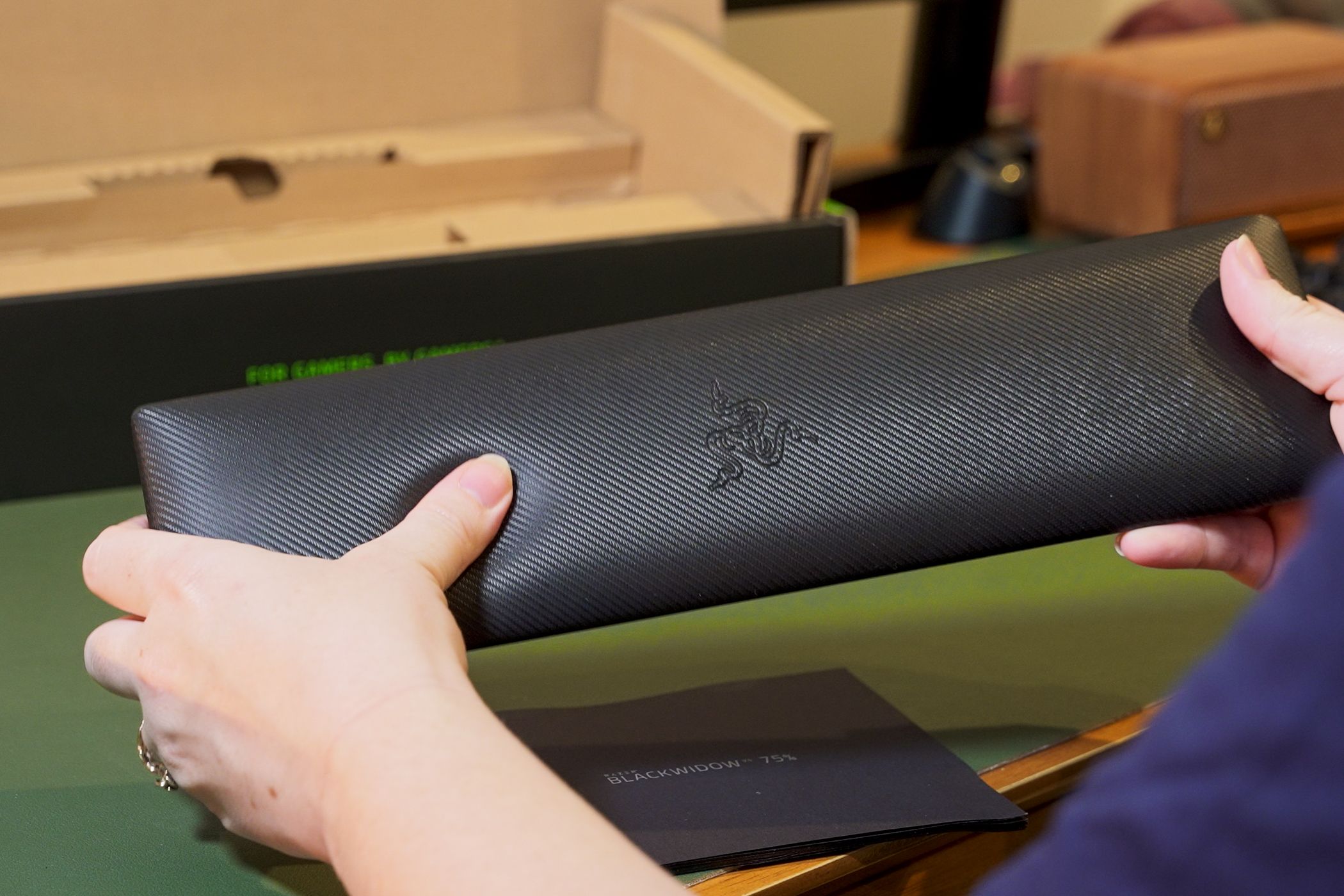 /bc/images/razer-blackwidow-75-wrist-rest.jpg