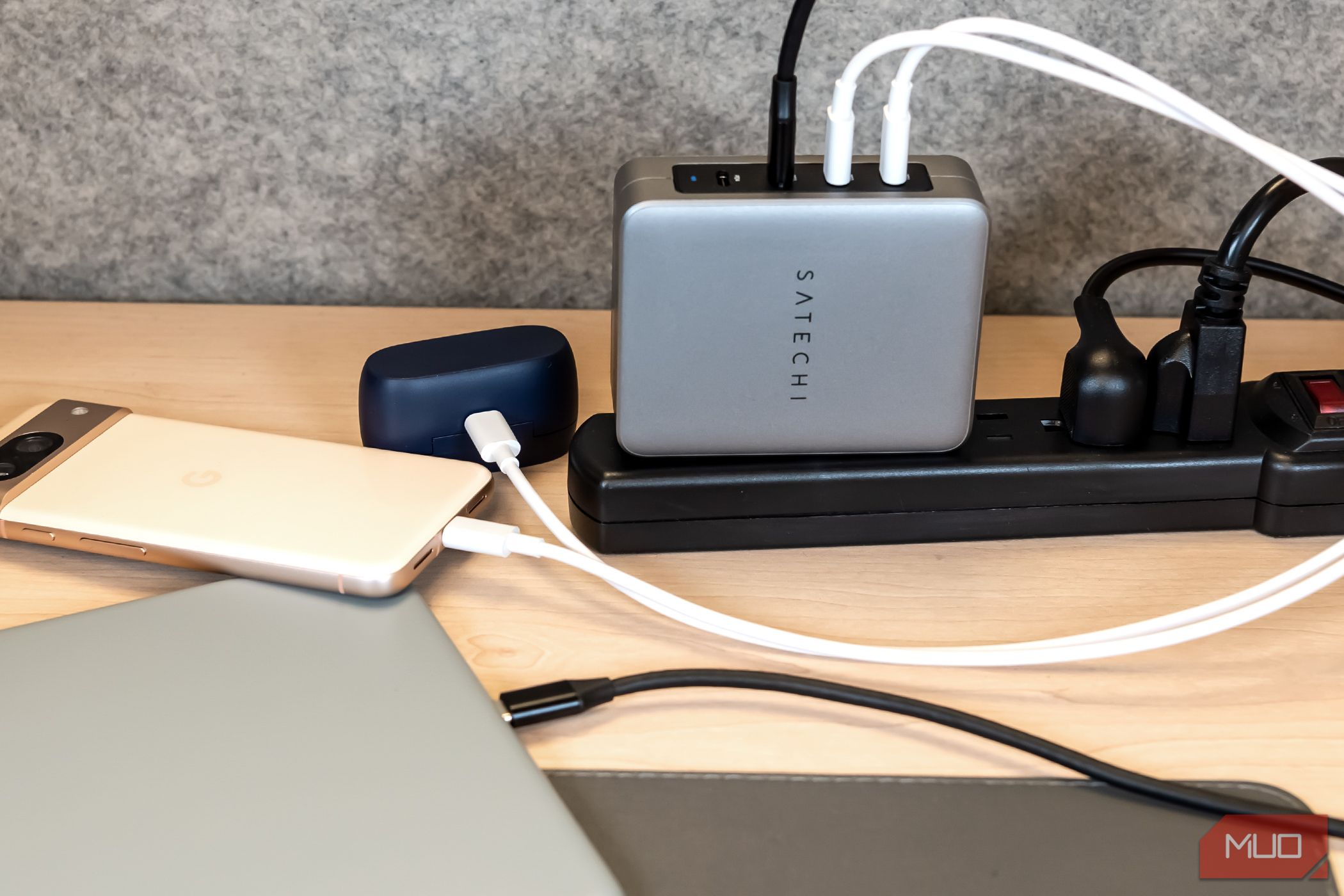 /bc/images/satechi-travel-charger-with-devices.jpg