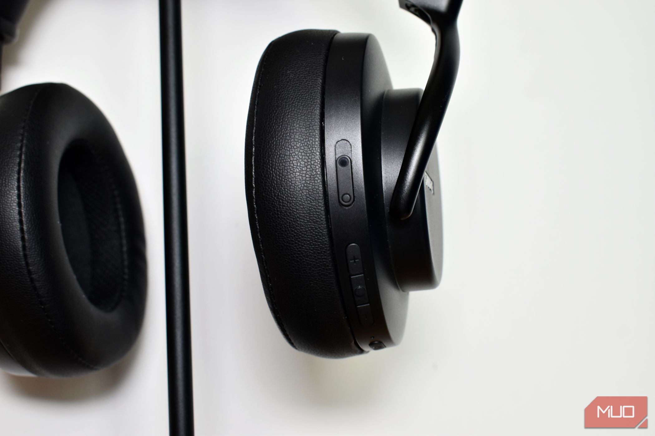 /bc/images/shure-aonic-50-gen-2-on-stand-earcup-view-close-up.jpg /bc/images/shure-aonic-50-gen-2-on-stand-earcup-view-close-up.jpg