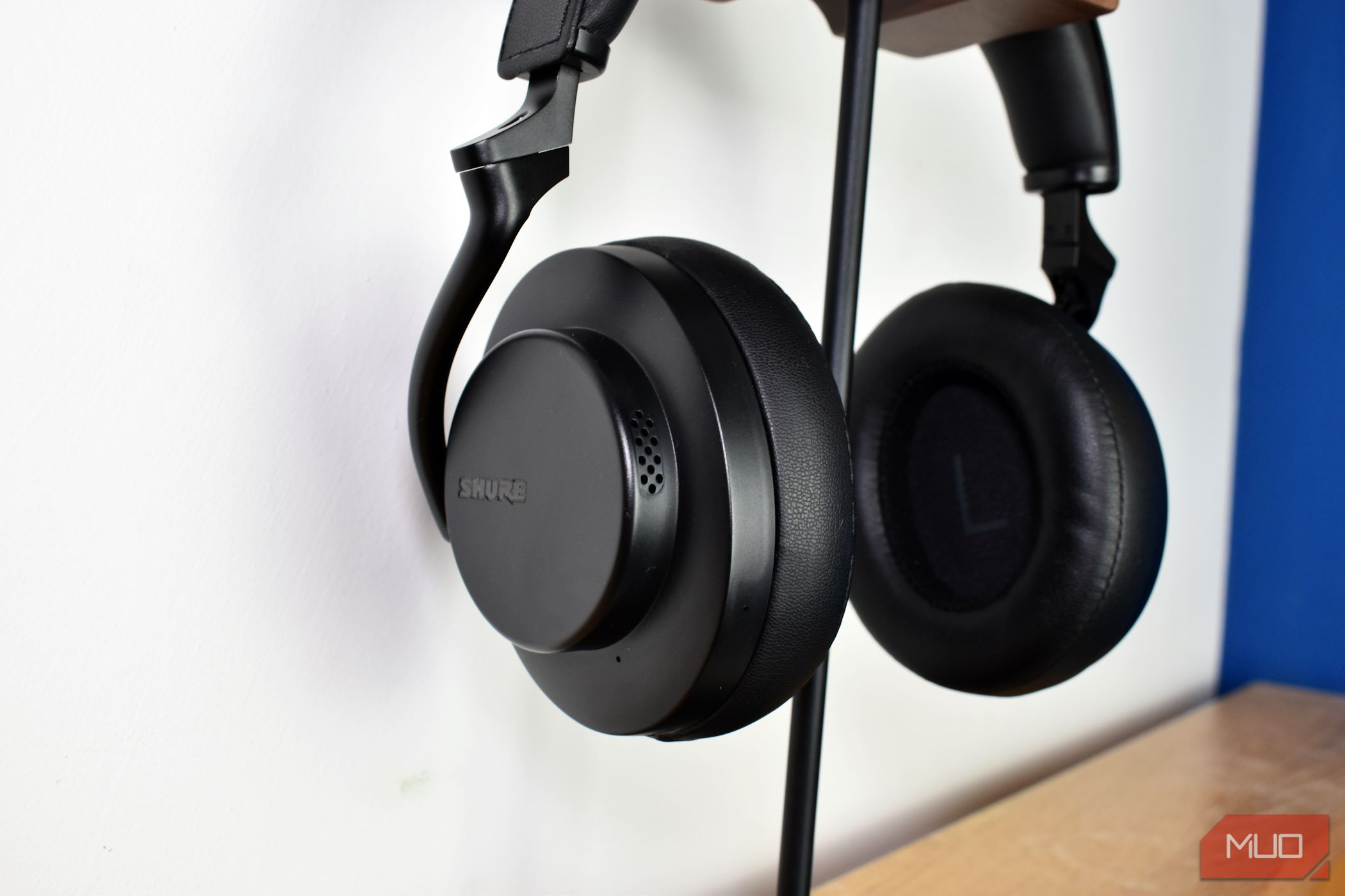 /bc/images/shure-aonic-50-gen-2-on-stand-side-view.jpg /bc/images/shure-aonic-50-gen-2-on-stand-side-view.jpg