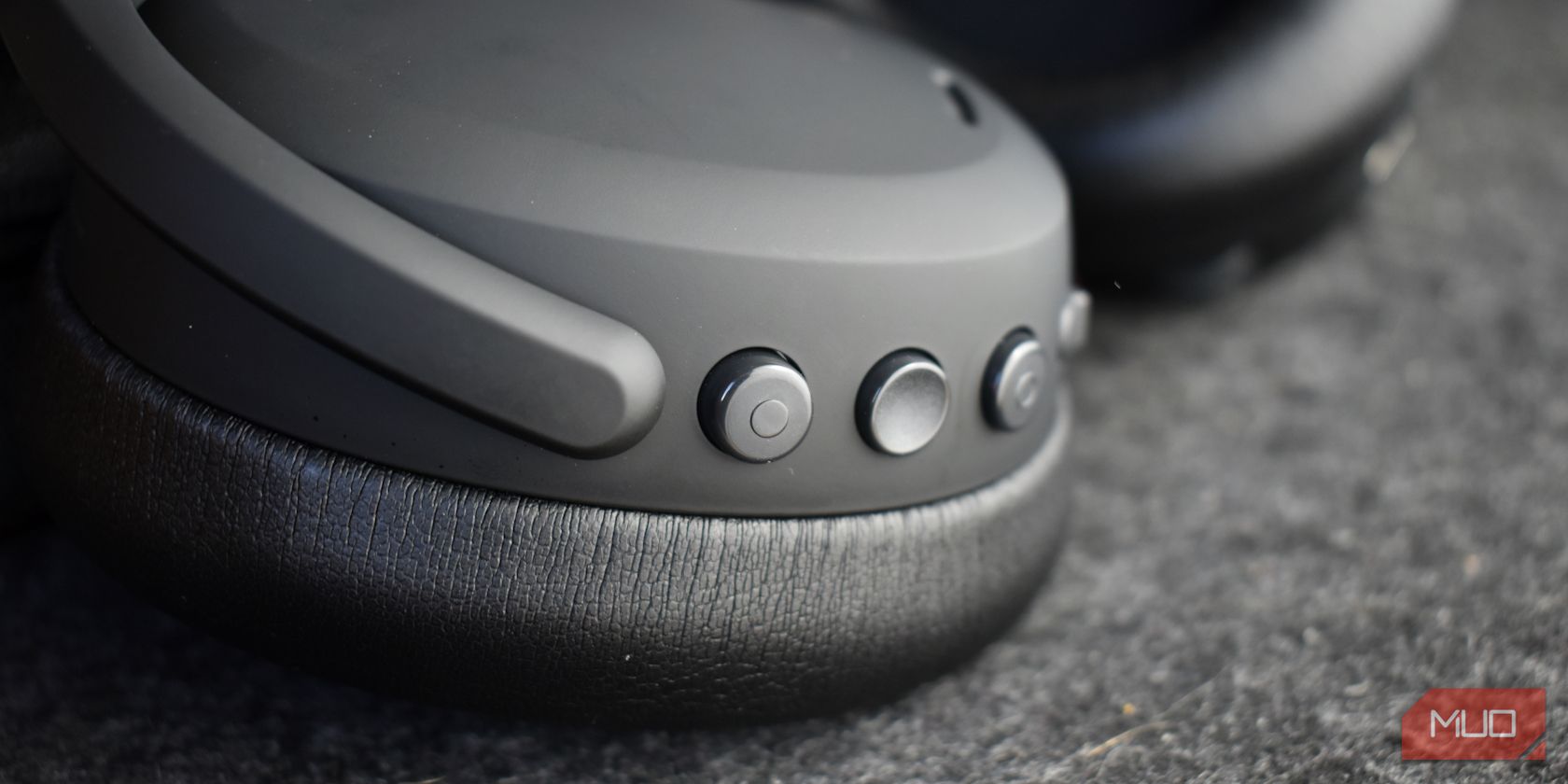 /bc/images/skullcandy-crusher-anc-2-bottom-of-right-ear-cup-buttons.jpg /bc/images/skullcandy-crusher-anc-2-bottom-of-right-ear-cup-buttons.jpg