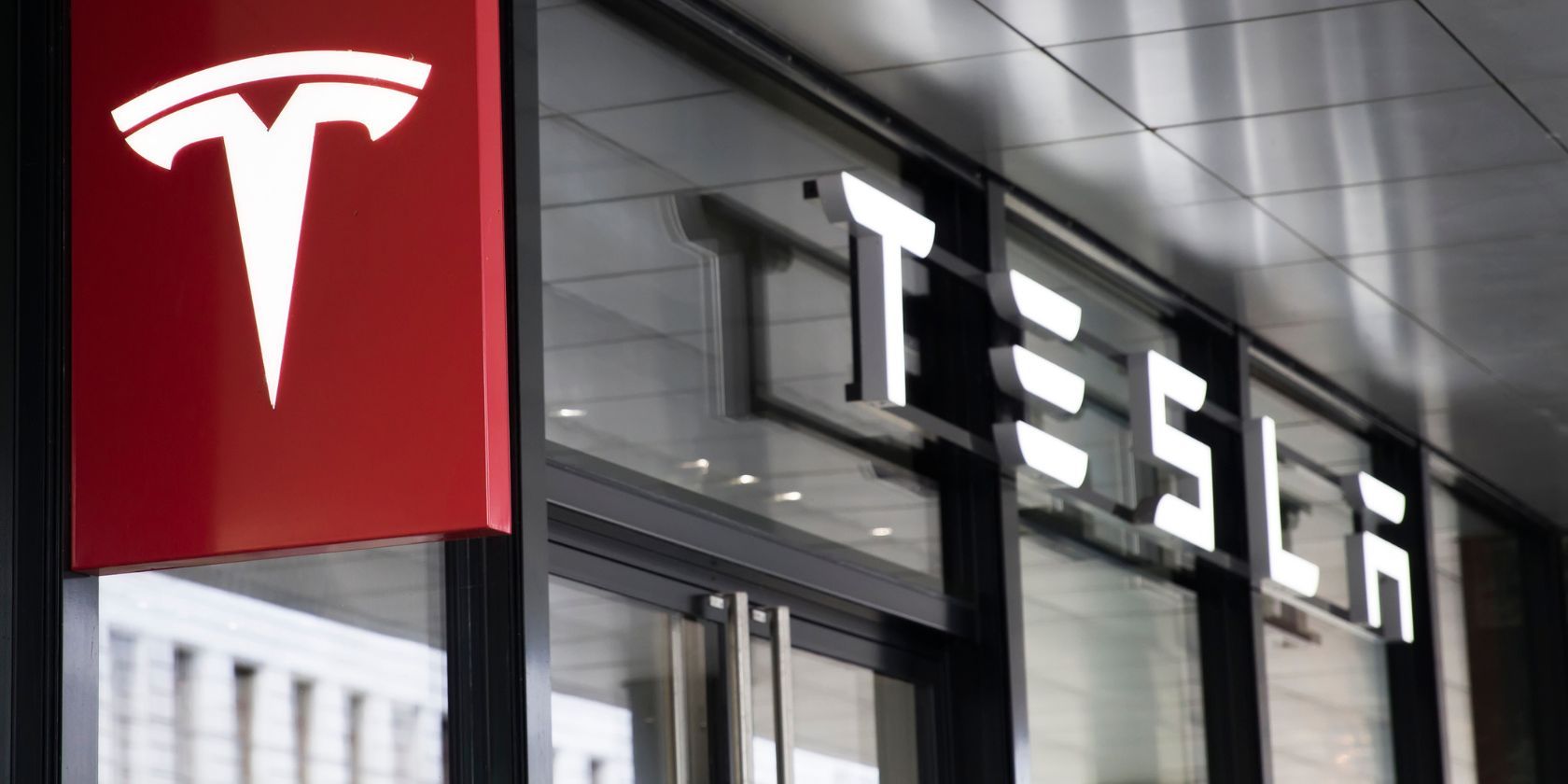 /bc/images/tesla-store-front.jpg /bc/images/tesla-store-front.jpg