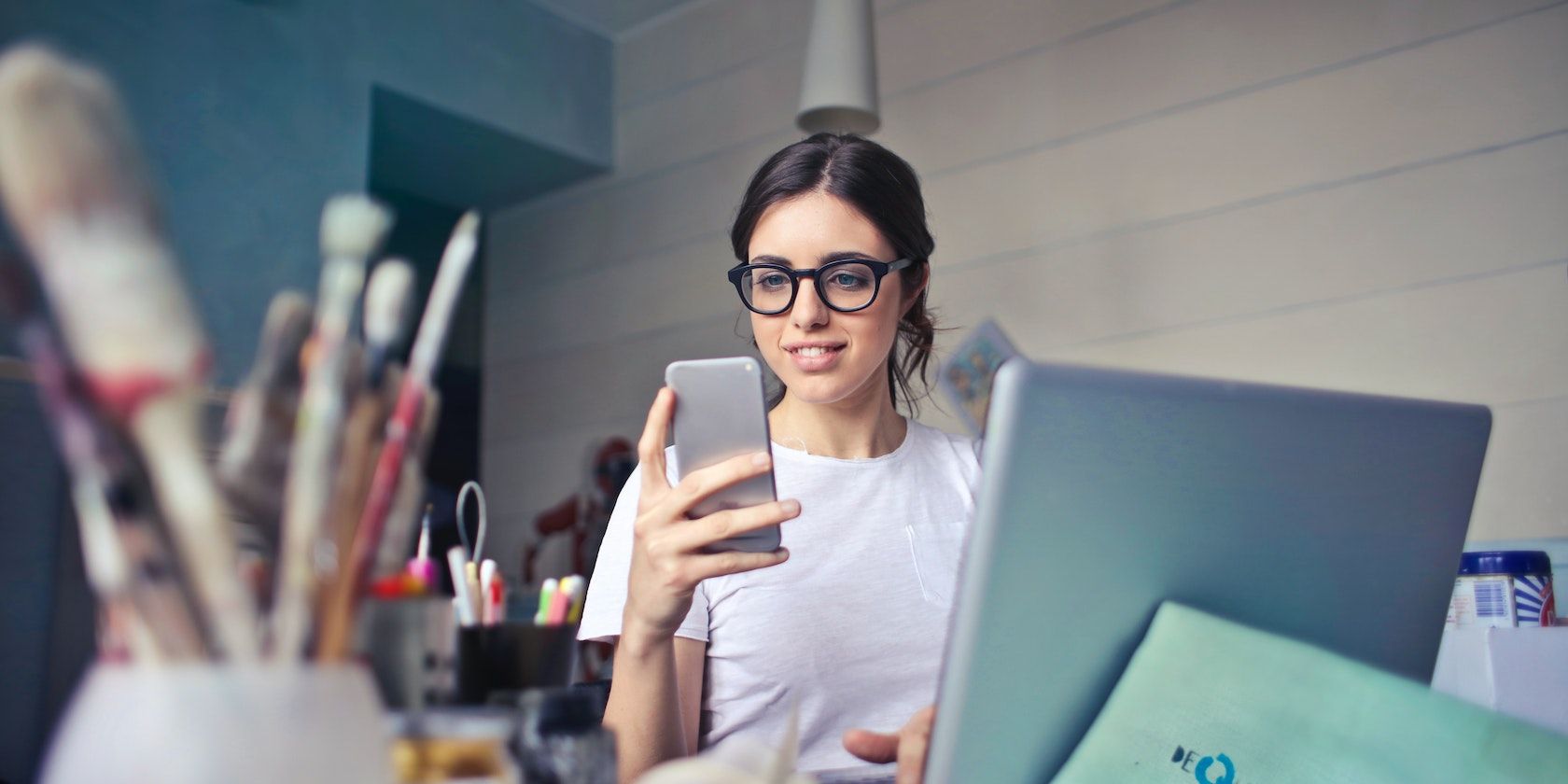 /bc/images/woman-in-white-t-shirt-holding-smartphone-in-front-of-laptop.jpg /bc/images/woman-in-white-t-shirt-holding-smartphone-in-front-of-laptop.jpg