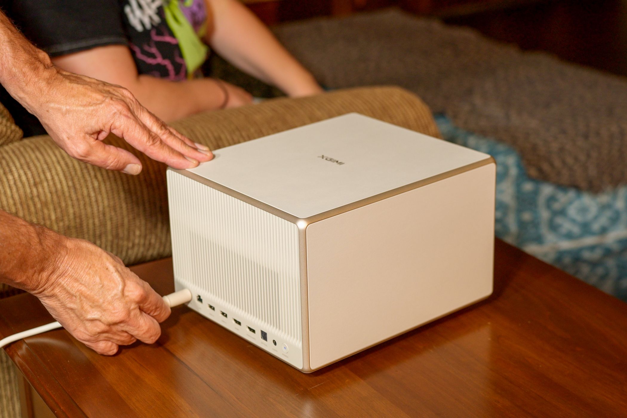 /bc/images/xgimi-horizon-ultra-plugging-it-in.jpg /bc/images/xgimi-horizon-ultra-plugging-it-in.jpg