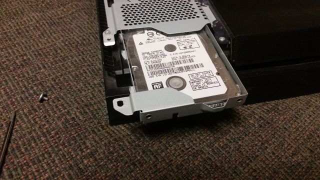 /nl/images/06-PS4-HDD-Pulled-Out.jpg