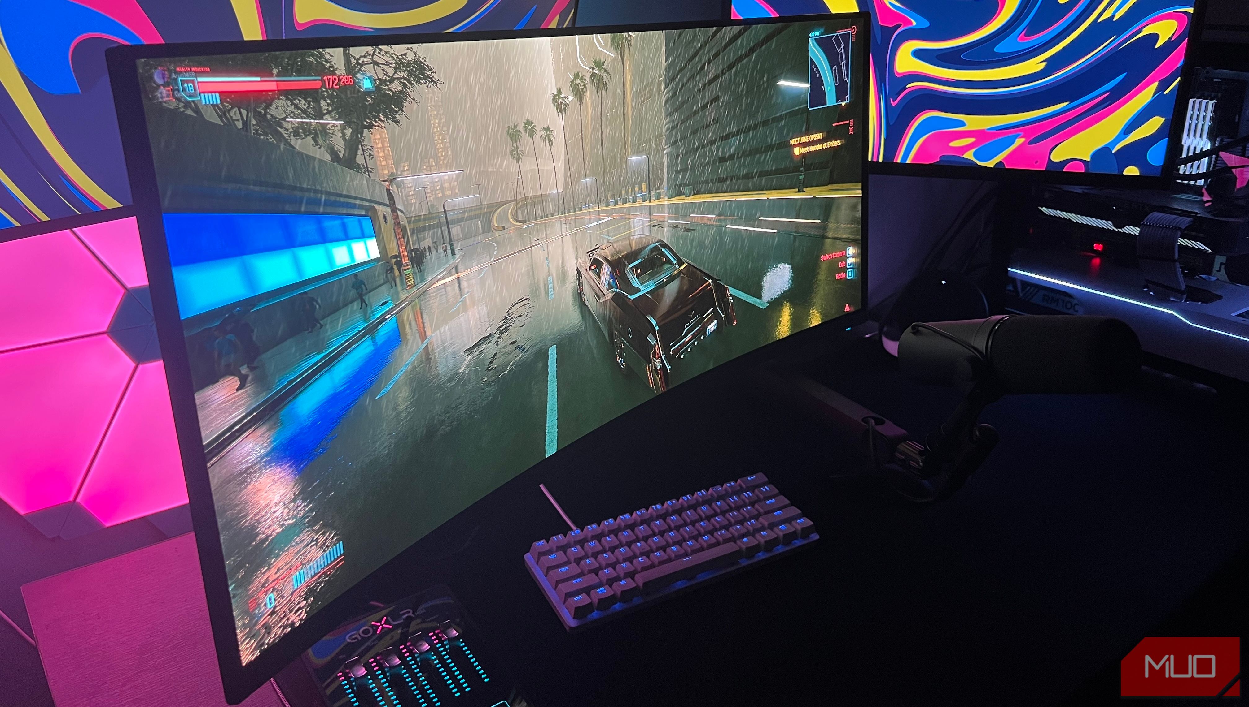 /nl/images/a-triple-monitor-pc-gaming-setup-with-cyberpunk-2077-running-on-the-main-display.jpg