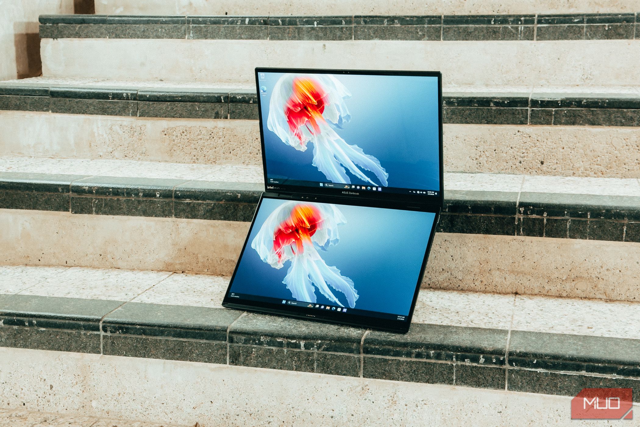 /nl/images/asus-zenbook-duo-on-stairs.jpg