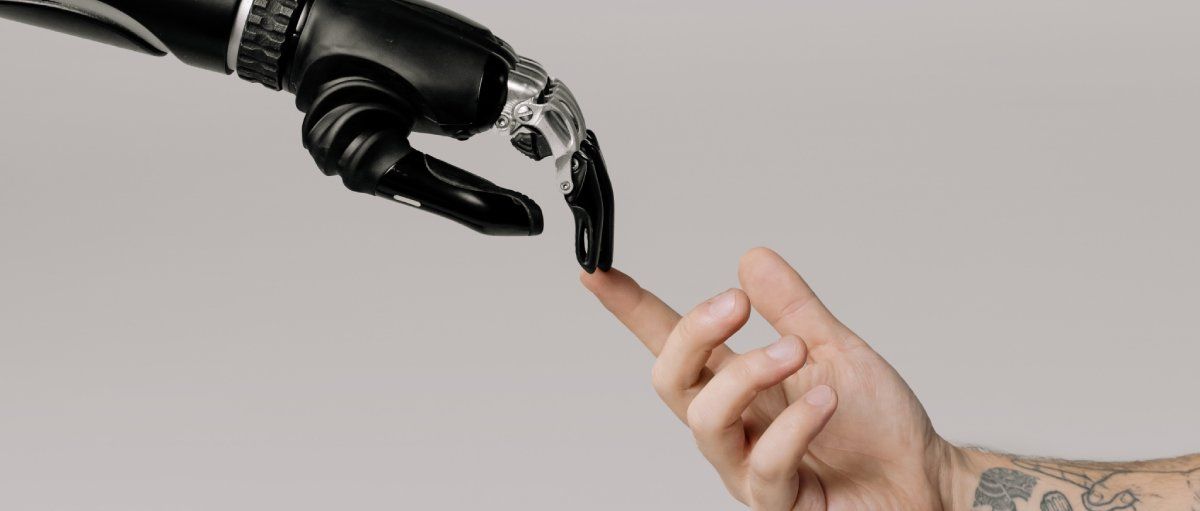 /nl/images/bionic-hand-and-a-human-hand-finger-pointing.jpg