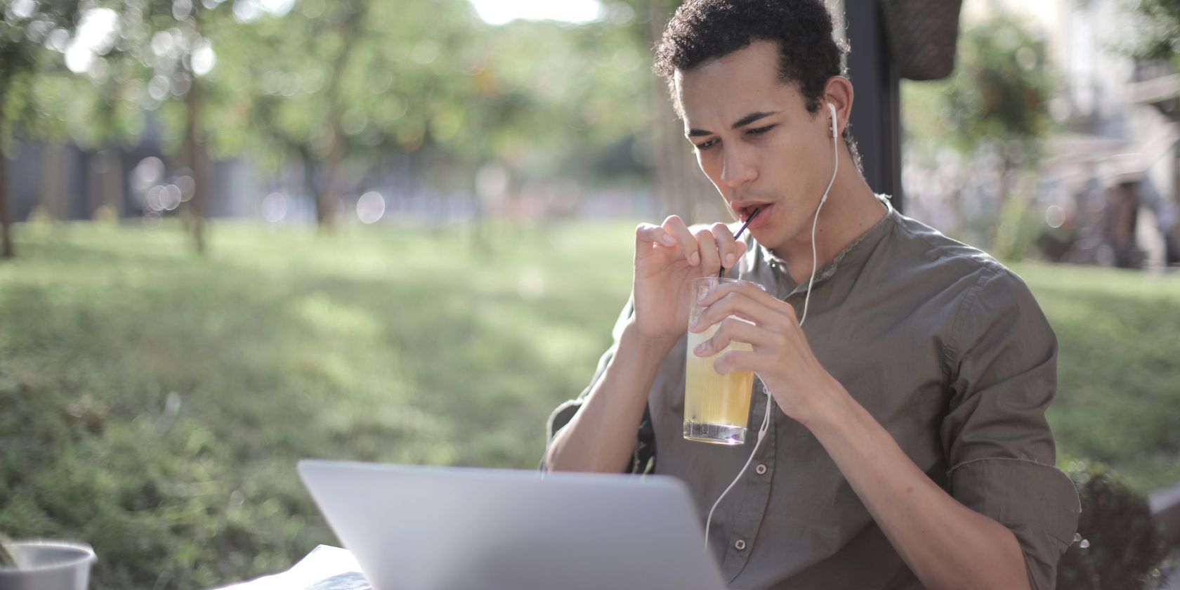 /nl/images/black-man-drinking-lemonade-in-cafe-and-using-laptop.jpg