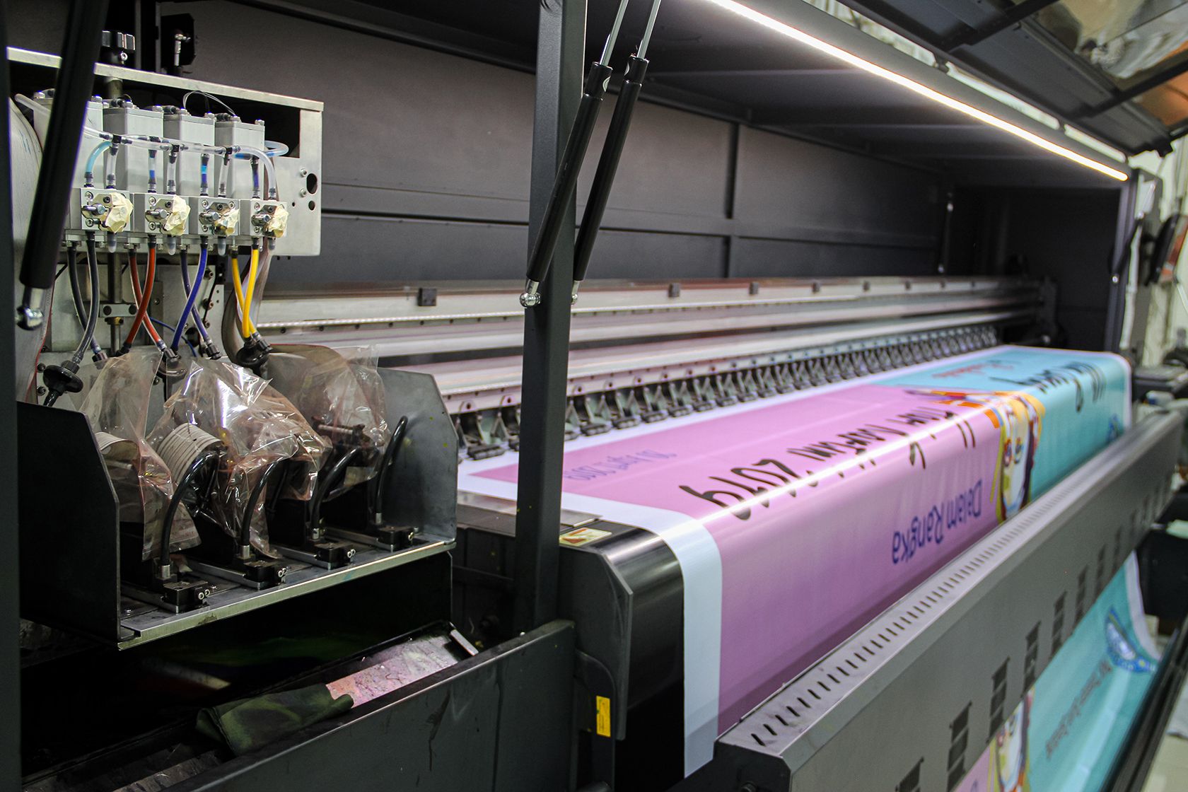 /nl/images/cmyk-printing-machine-in-printing-factory.jpg