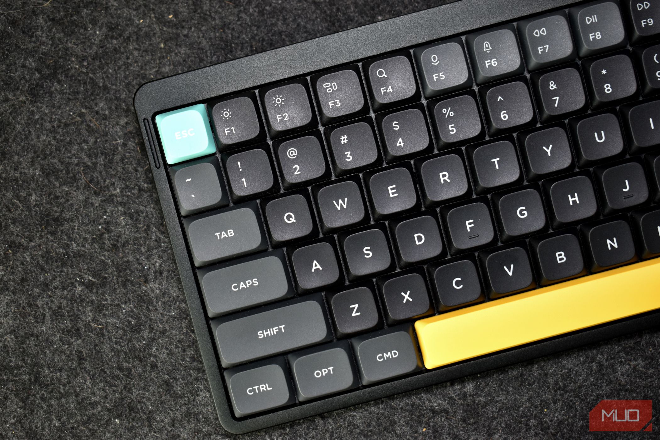 /nl/images/nuphy-air75-v2-on-desk-top-down-view-esc-key.jpg