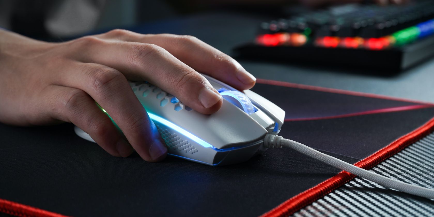 /nl/images/person-using-gaming-mouse.jpg
