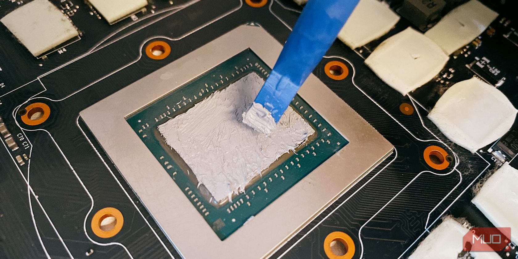 /nl/images/spreading-out-thermal-paste-on-gpu-die.JPG
