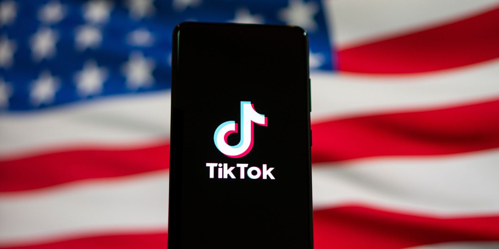 /nl/images/tiktok-logo-on-a-smartphone-with-the-us-flag-in-the-background.jpg