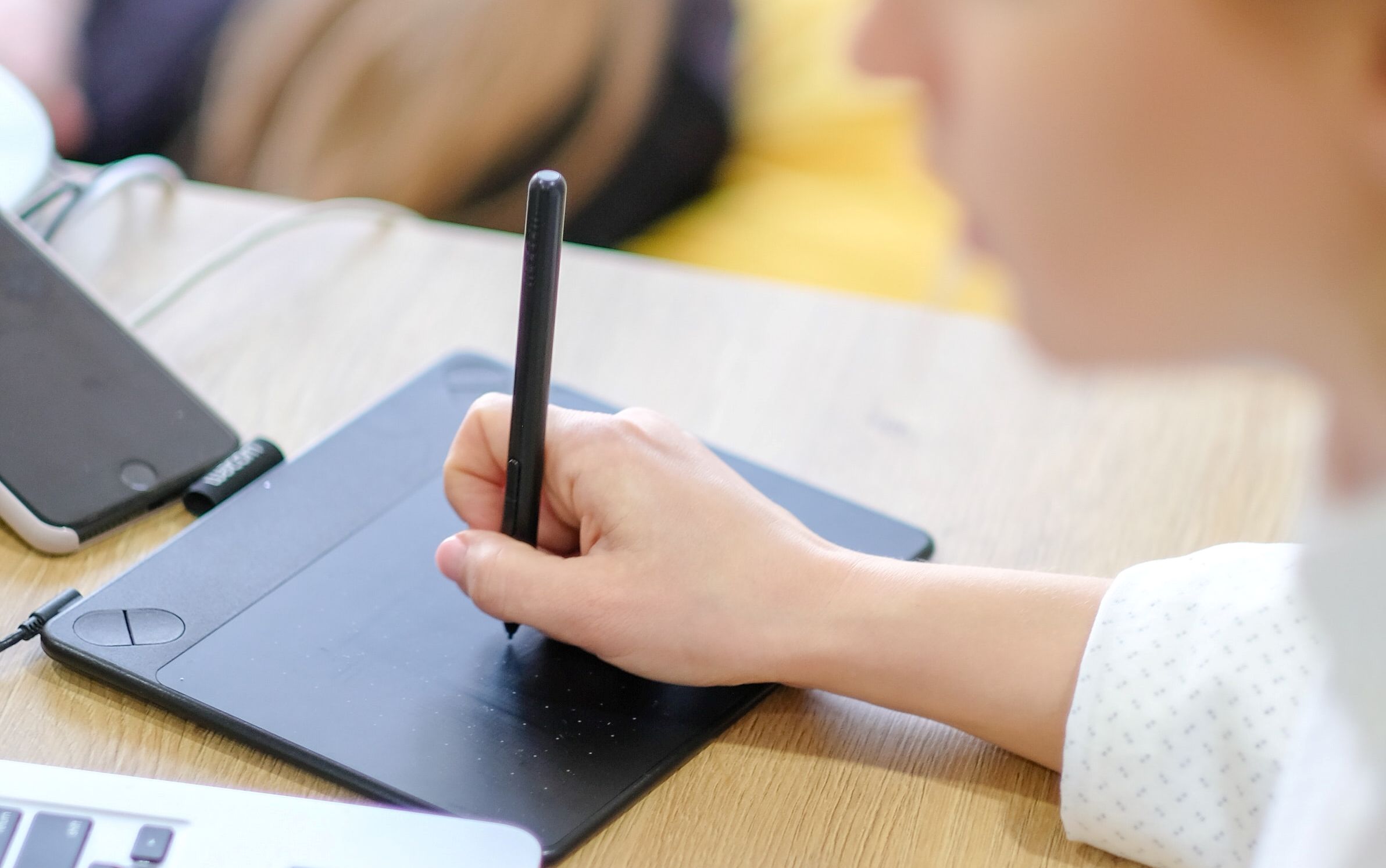 /pl/images/a-lady-firmly-gripping-her-tablet-pen.jpg /pl/images/a-lady-firmly-gripping-her-tablet-pen.jpg