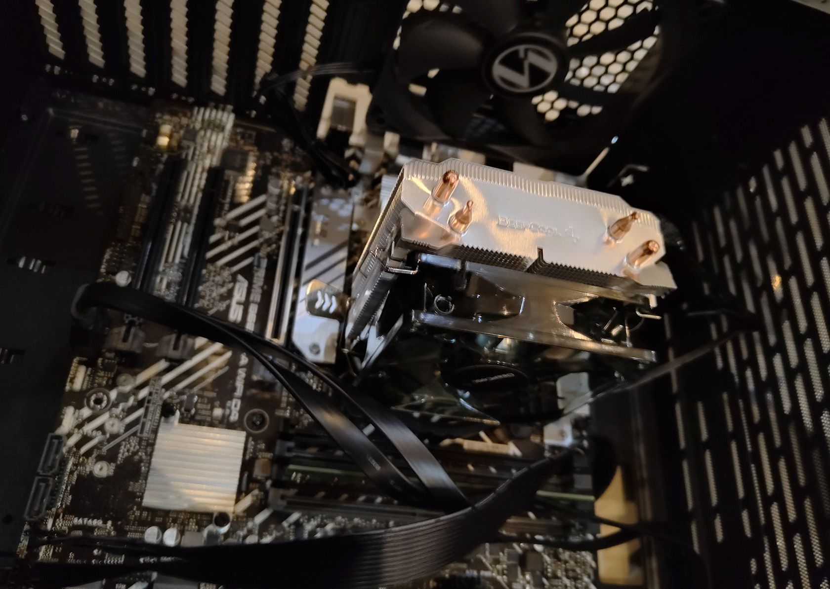 /pl/images/a-motherboard-inside-a-pc-tower.jpg /pl/images/a-motherboard-inside-a-pc-tower.jpg