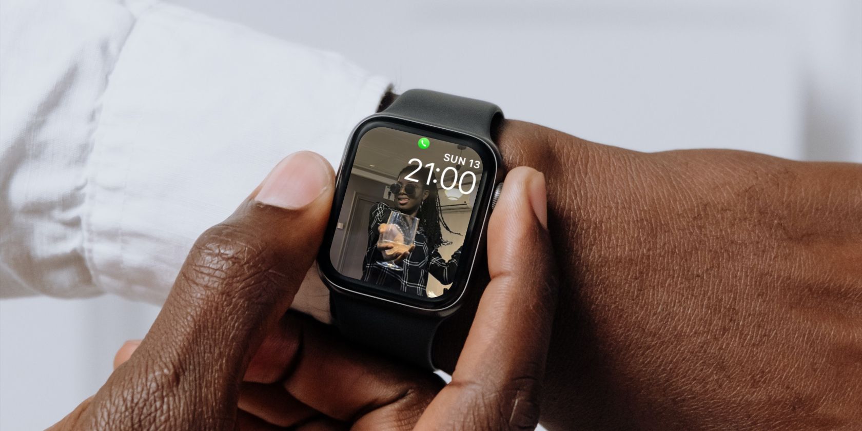 /pl/images/apple-watch-on-a-man-s-wrist-with-the-photo-of-a-woman-holding-a-glass.jpg