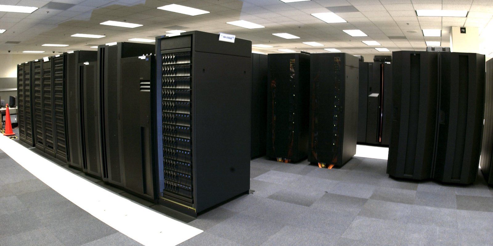 /pl/images/black-supercomputers-in-room.jpg