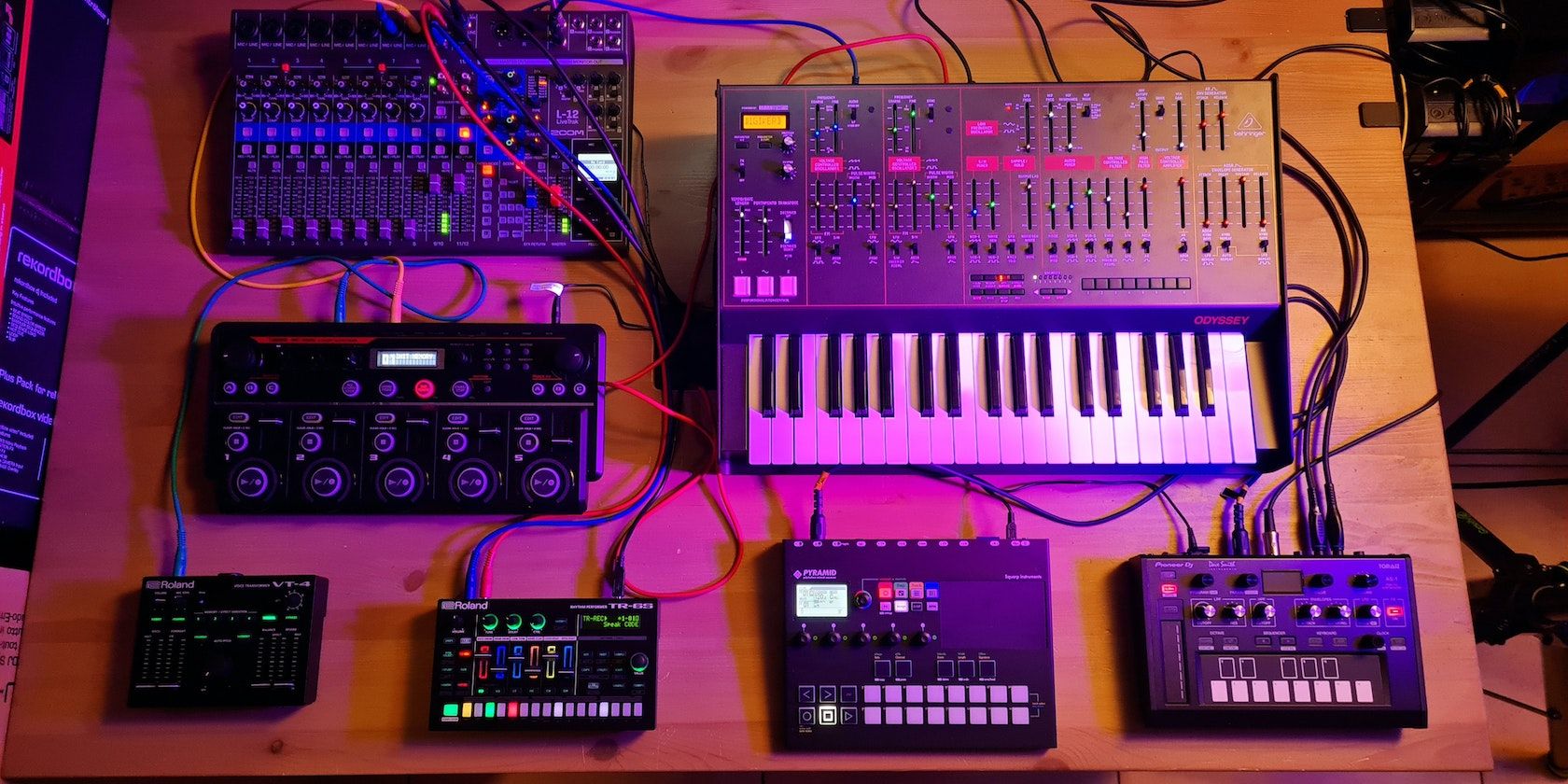 /pl/images/cables-connecting-multiple-pieces-of-music-production-equipment.jpg /pl/images/cables-connecting-multiple-pieces-of-music-production-equipment.jpg