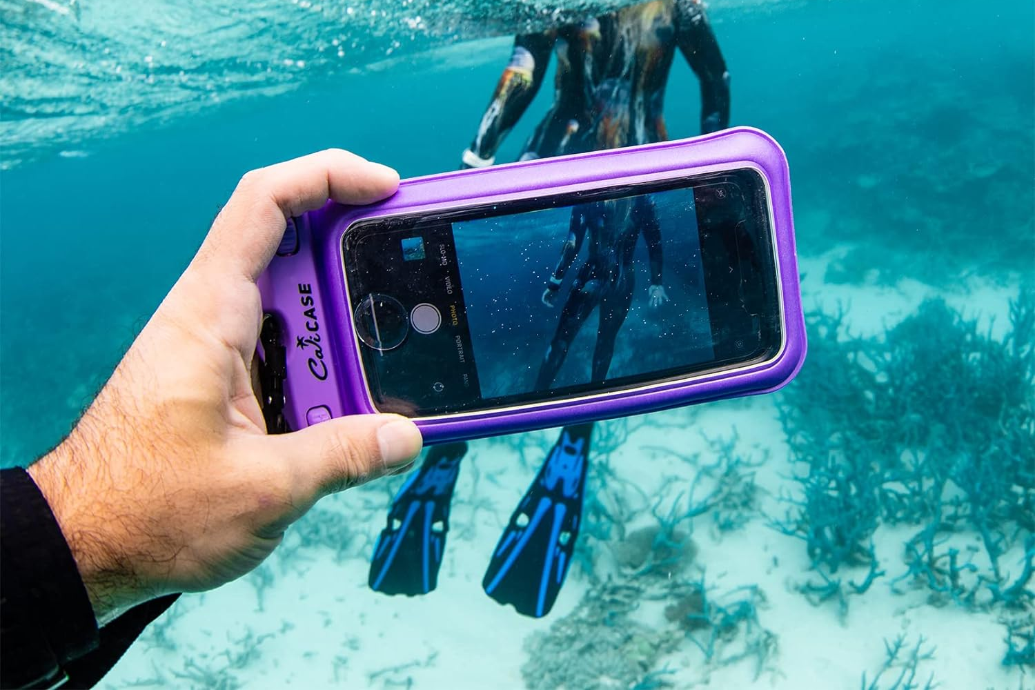 /pl/images/calicase-universal-waterproof-floating-phone-pouch-being-used-underwater.png