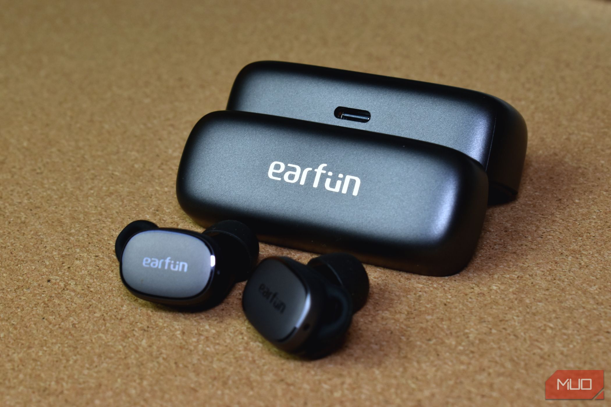 /pl/images/earfun-free-pro-3-earbuds-in-front-of-case.jpg
