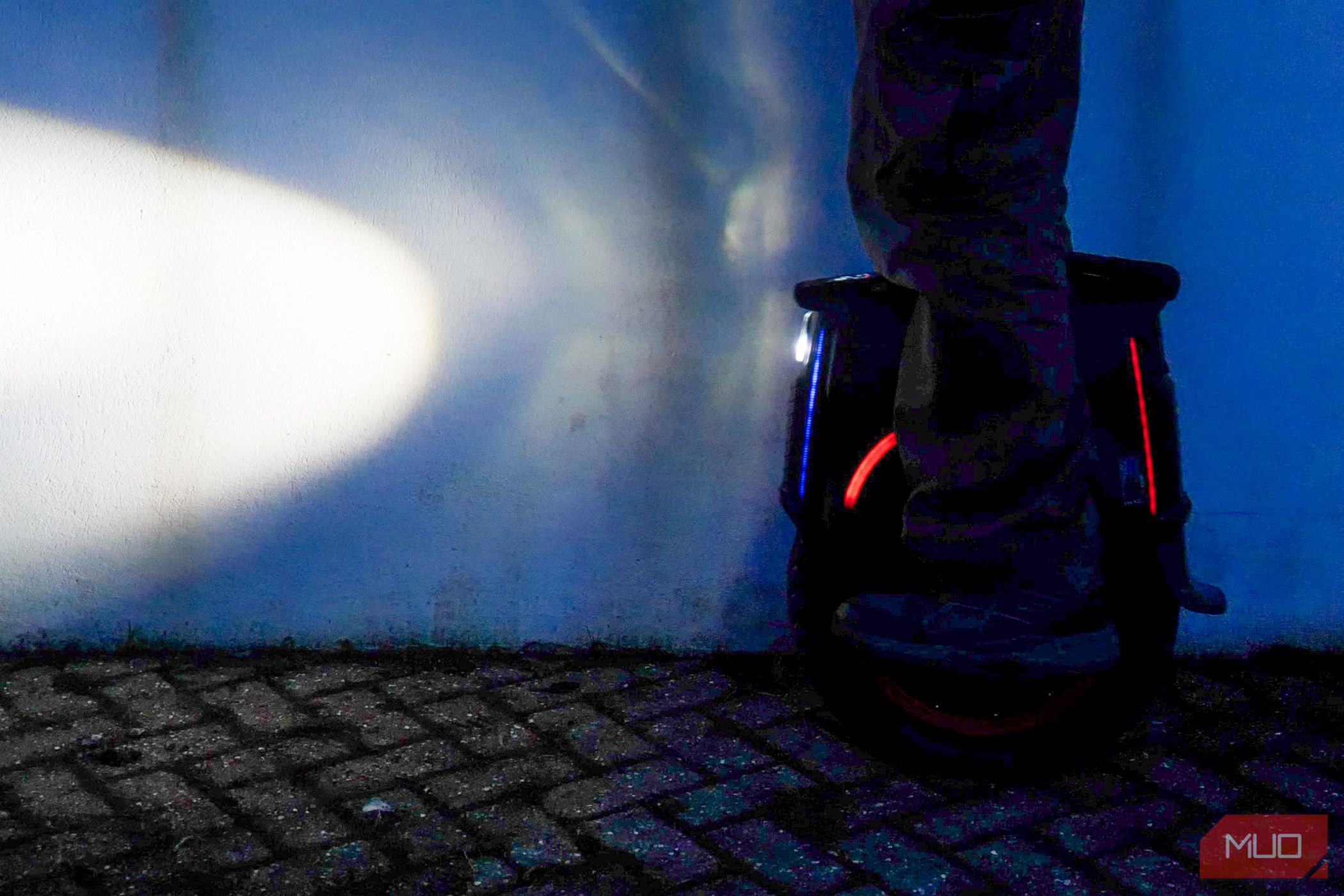 /pl/images/inmotion-v12ht-night-rgb-ring-detail-1.jpg /pl/images/inmotion-v12ht-night-rgb-ring-detail-1.jpg