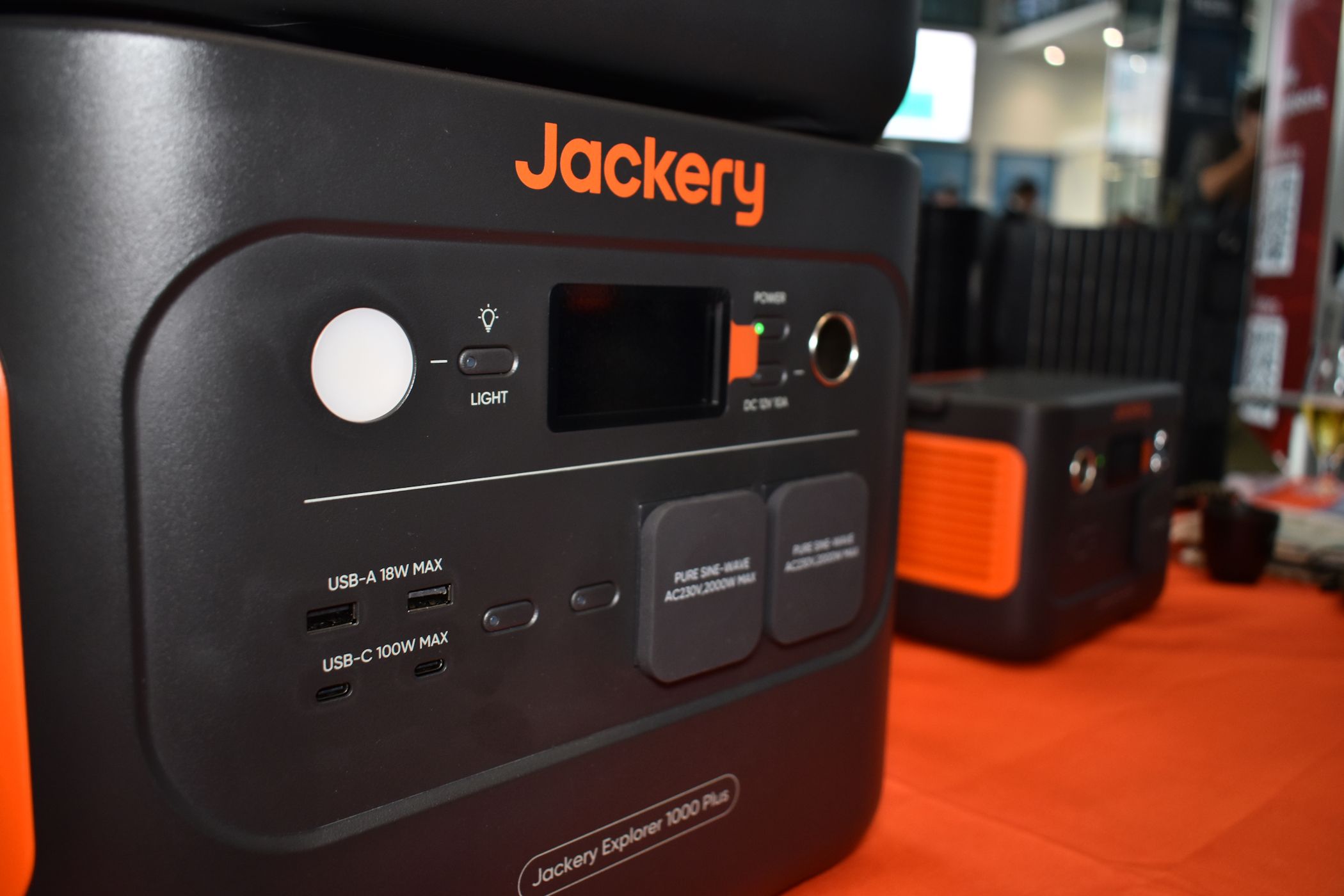 /pl/images/jackery-solar-generator-plus-1000-on-stage-at-ifa.JPG
