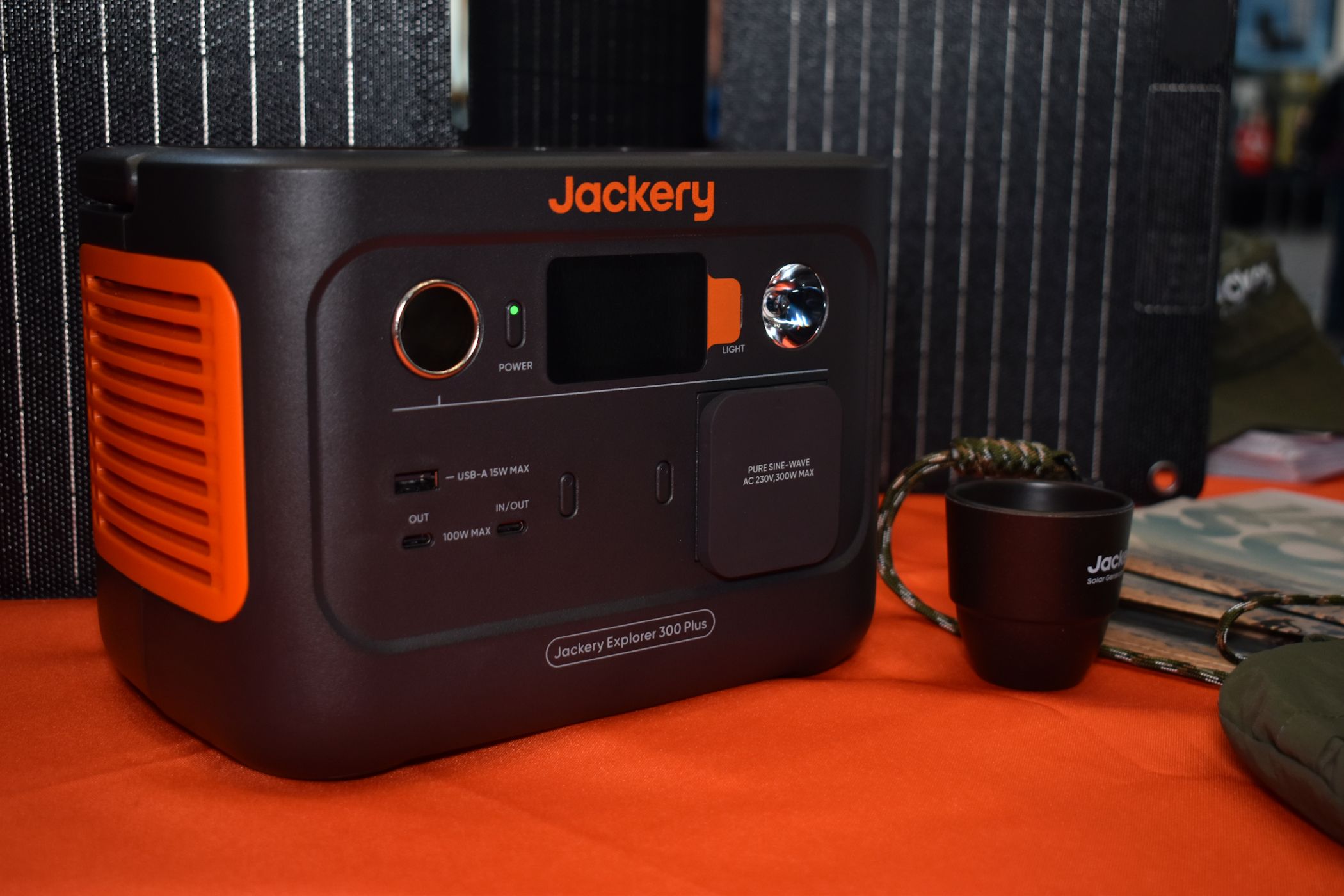 /pl/images/jackery-solar-generator-plus-300-on-stage-at-ifa.JPG