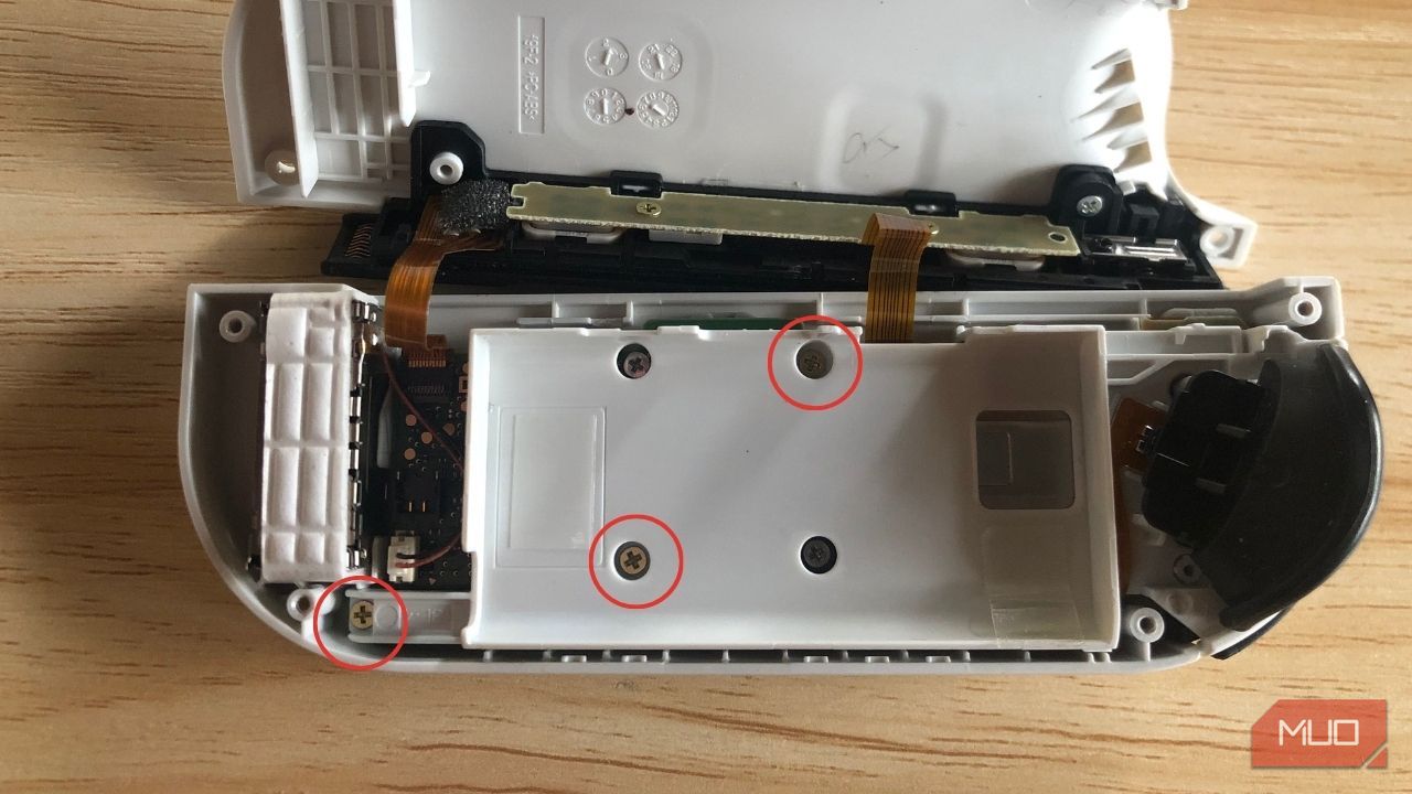 /pl/images/joy-con-three-middle-plate-screws-1.jpg /pl/images/joy-con-three-middle-plate-screws-1.jpg