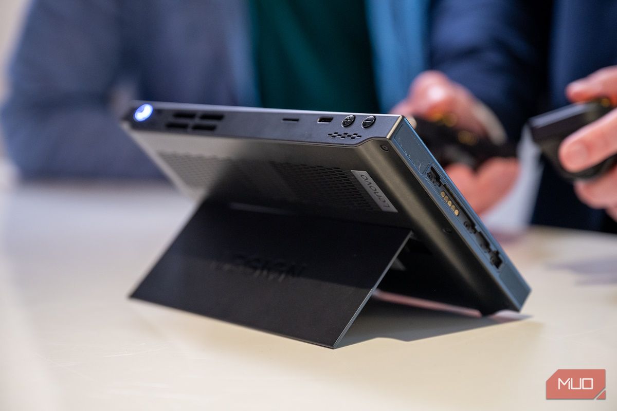 /pl/images/lenovo-legion-go-kickstand.jpg